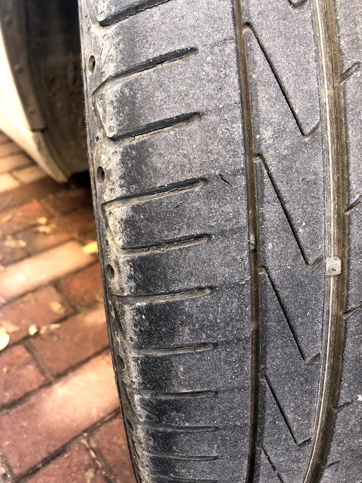 宝马1系 各位大神们你们的爱车1系的轮胎有没有这种情况啊， 跑了2年都出现裂痕了什么情况啊