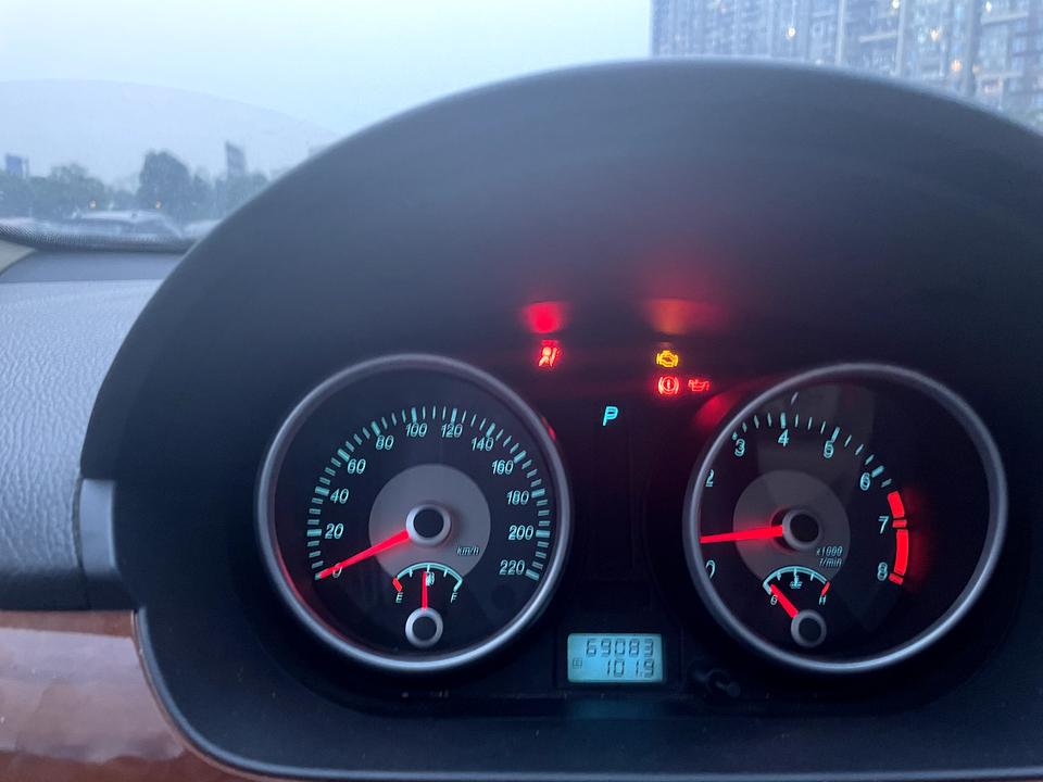 别克凯越08款 开到一半突然亮机油灯 过了一会儿熄火了 停在路边加了点机油 2l左右吧 机油灯灭了 正常继续开了二十分钟