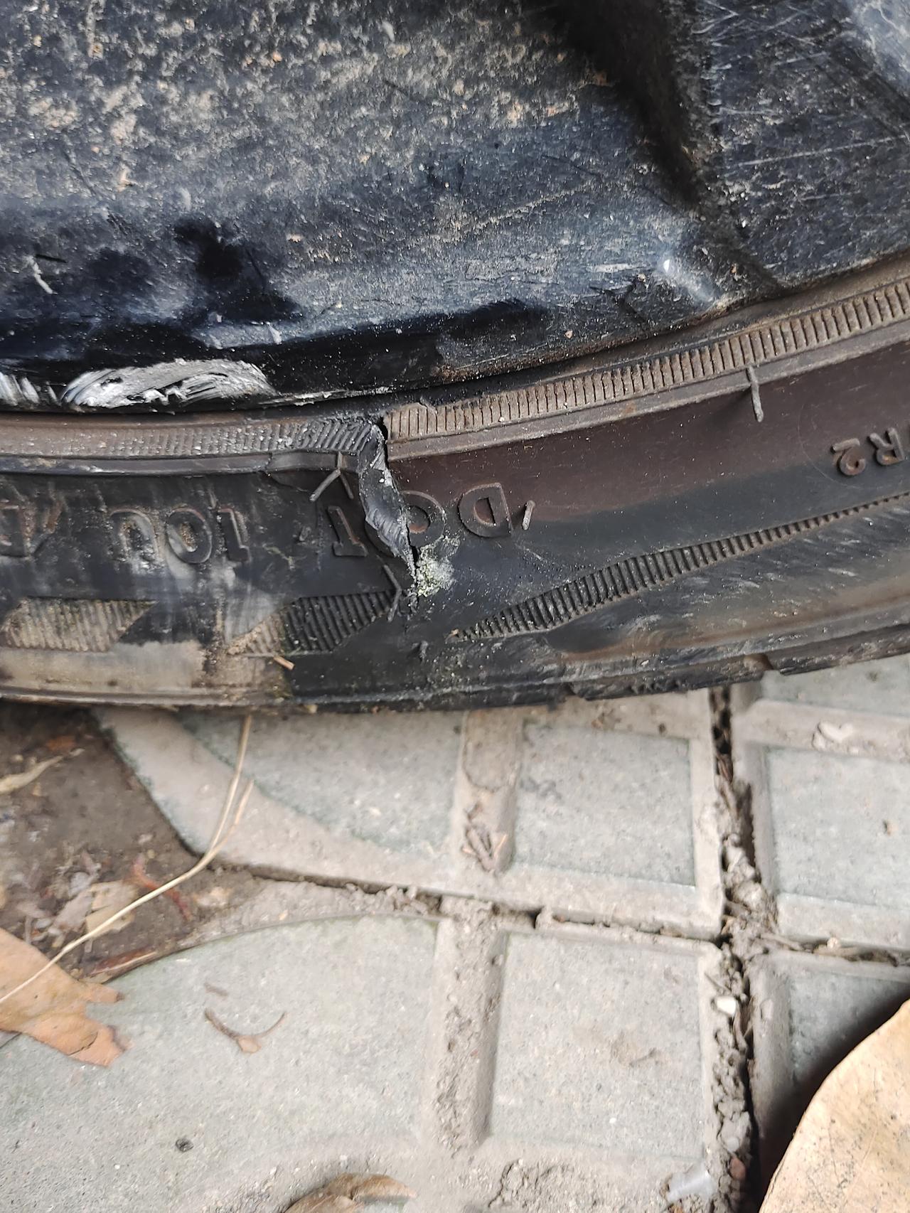 吉利帝豪S 压马路丫子上了因为是跑城市是现在必须就要换轮胎，还是可以在跑跑在换，不上高速就在市区道路跑跑