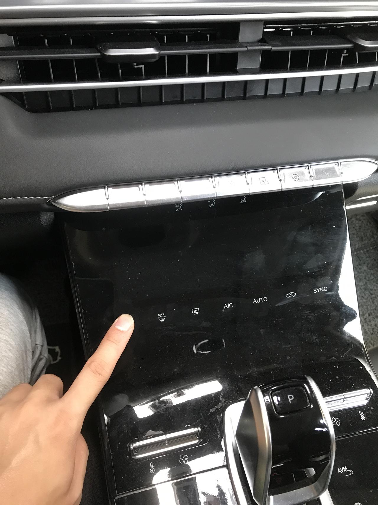 奇瑞瑞虎8 PLUS 行驶了三千公里，一星期没开 豪情版自动空调打不开没反应。语音可以打开。但空调面板没亮。车友们你们出