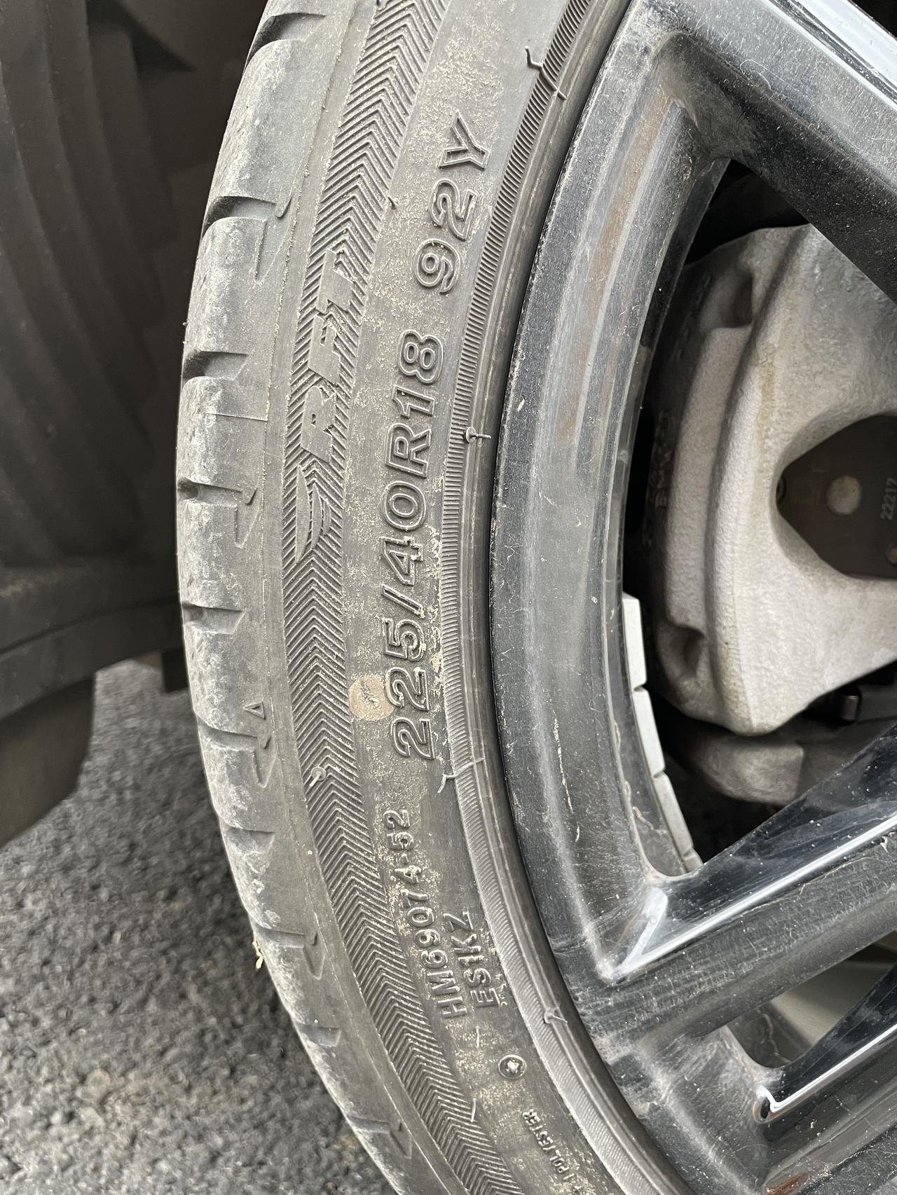 宝马1系 125i 原厂225 40R18 得轮毂J值是多少啊？  可以换235 40 R18得胎吗？  能不能换245