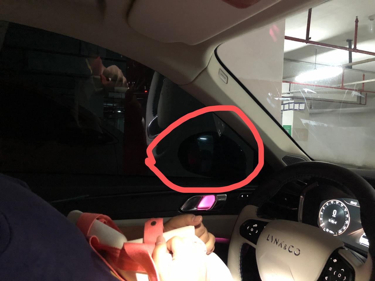 领克01 PHEV 贴了车窗膜完全看不到后视镜，我是被骗了吗这家贴膜店是4s店介绍的，说赠送的车窗膜，当然，到了店之后一