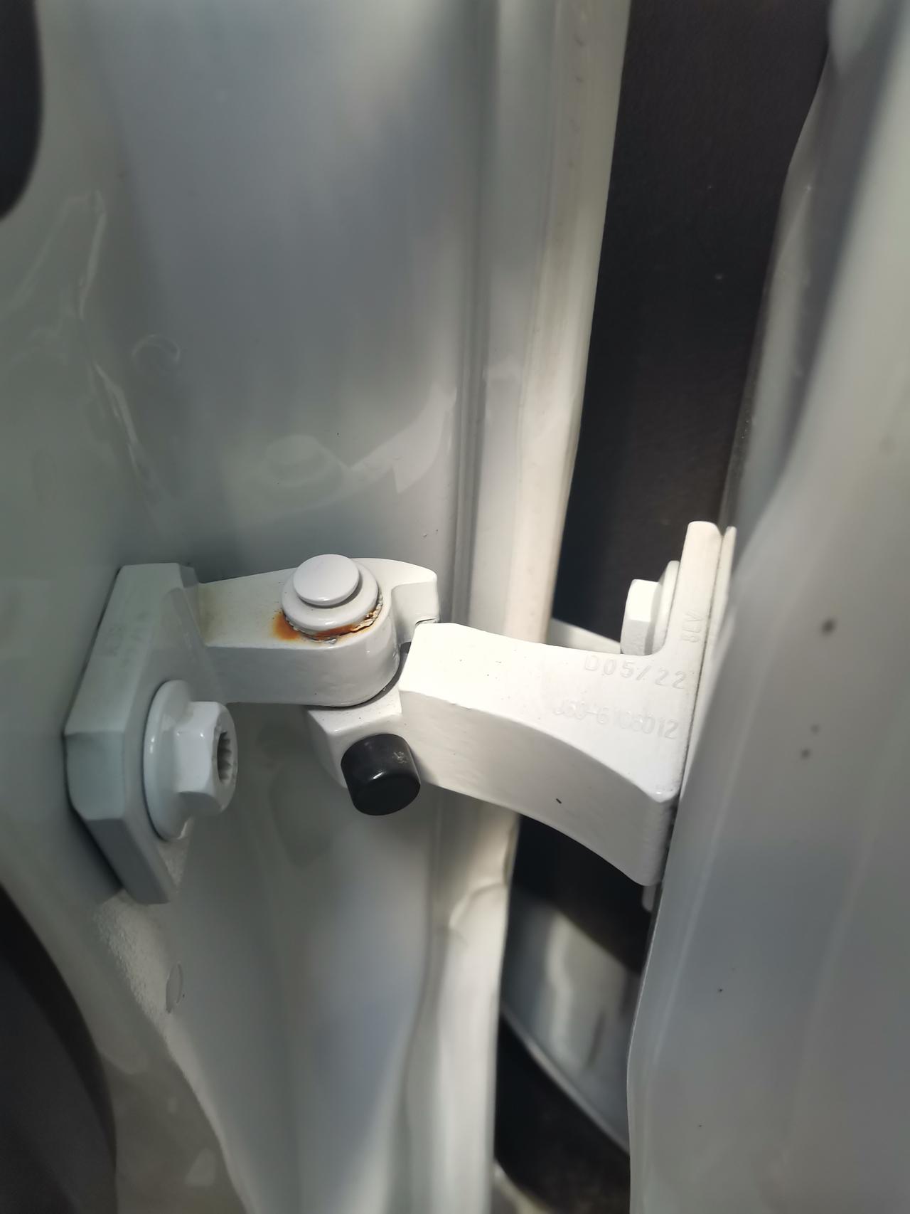 奇瑞瑞虎7 新车三个月，不知道这是不是生锈？