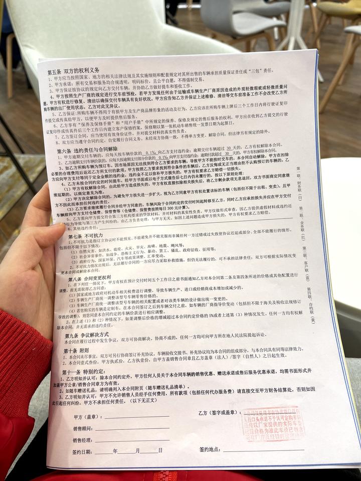 宝马1系120i运动曜夜版 上海裸车∶149500购置税∶13200保险∶8000装潢：8800服务费∶3000全款落地