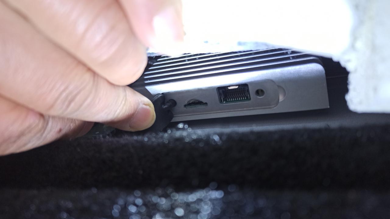 吉利帝豪S 各位车友这个是主驾驶后面找到的？是行车记录仪内存卡的地方吗？