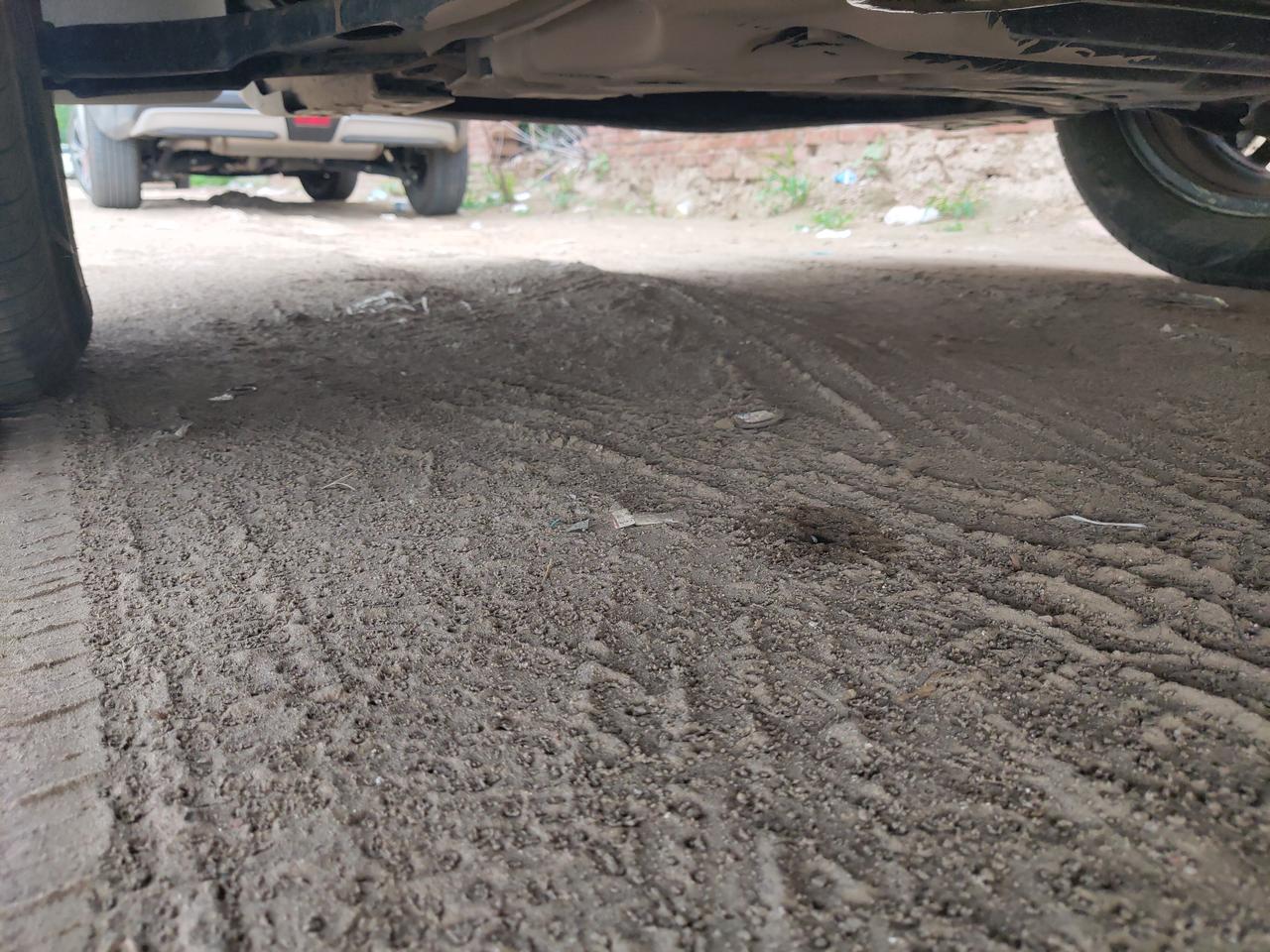 奇瑞瑞虎7 有大神在不  这个主驾驶下边的这个悬架这里 滴水 是什么情况  正常不
