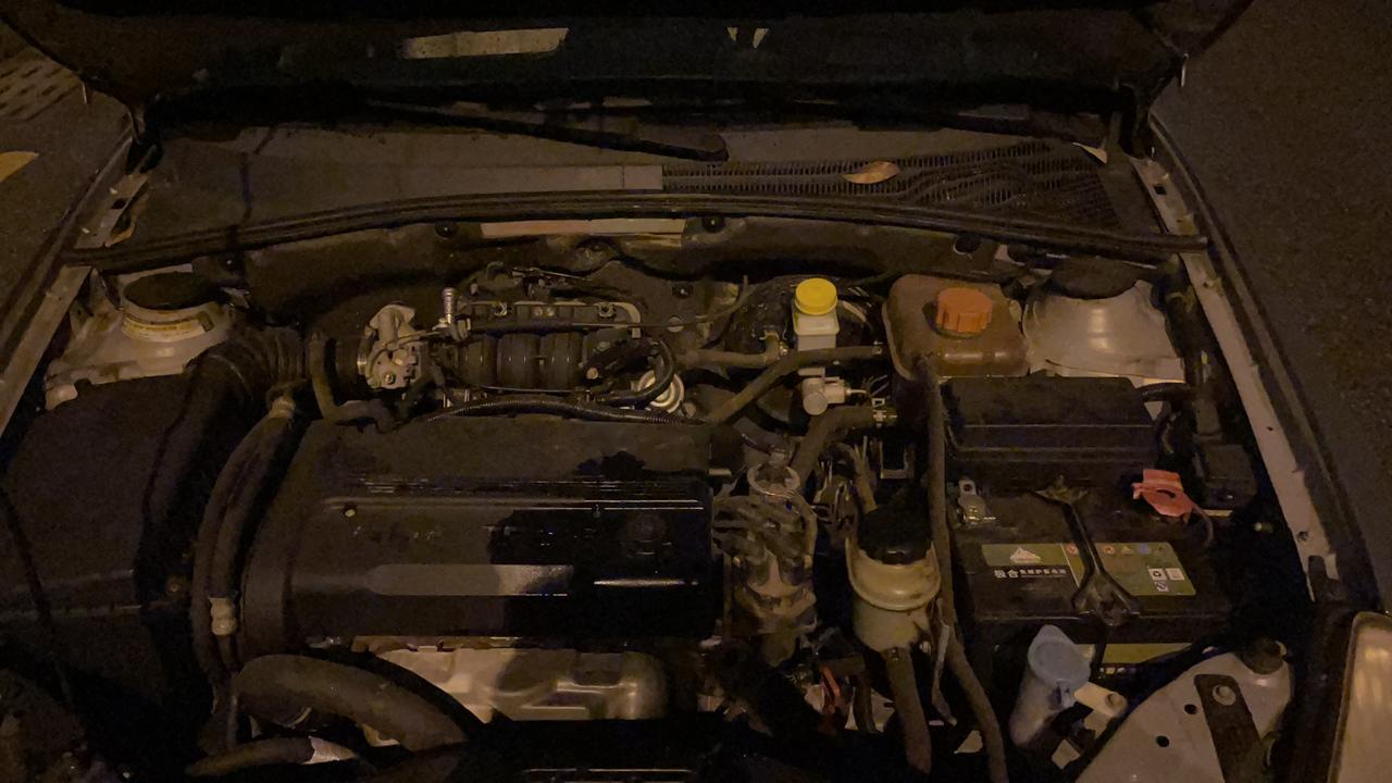 别克凯越08款 开到一半突然亮机油灯 过了一会儿熄火了 停在路边加了点机油 2l左右吧 机油灯灭了 正常继续开了二十分钟