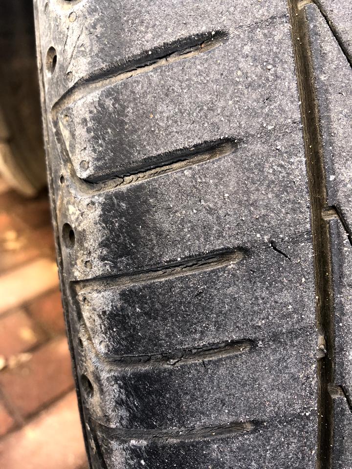 宝马1系 各位大神们你们的爱车1系的轮胎有没有这种情况啊， 跑了2年都出现裂痕了什么情况啊