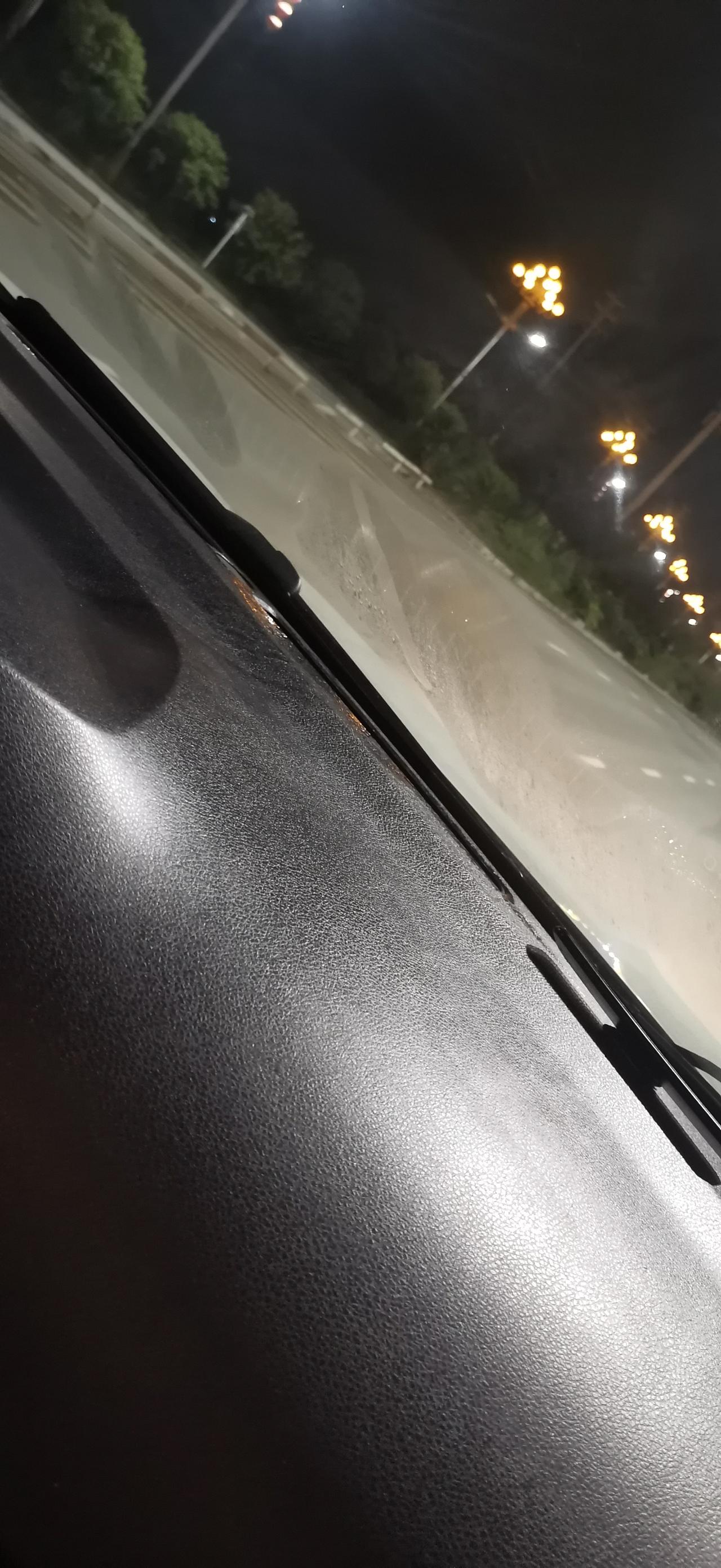 广汽传祺传祺GS4 PLUS 晴天开起走为什么前挡风玻璃内外都起雾，不开雨刮器都看不清路。广大友友们有意到这个问题吗？