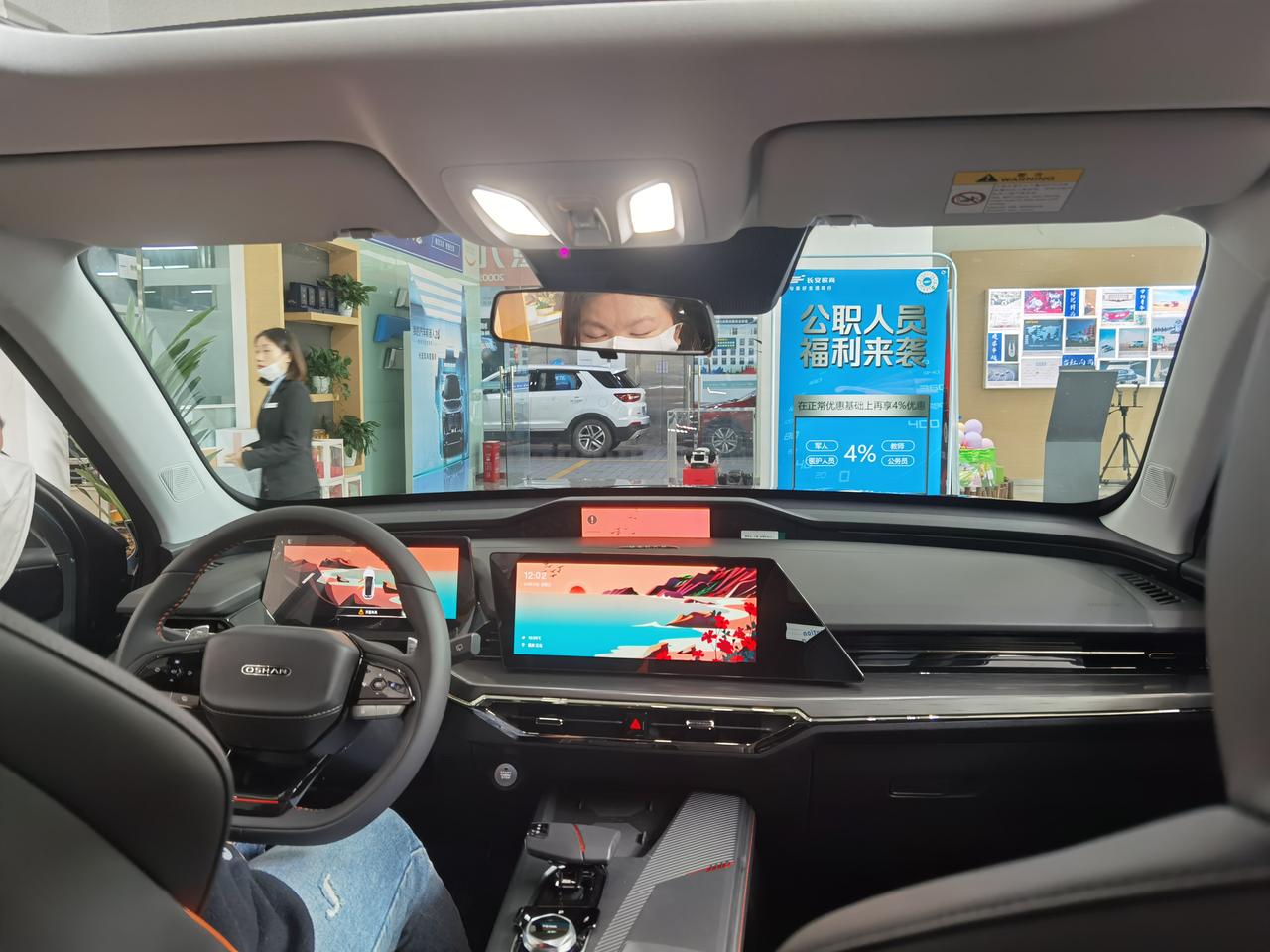 长安欧尚Z6 iDD 今天去4S店看了下实车(销售之前说这个月都没实车了，突然又有了，鬼扯)，总体感觉还不错，后备箱偏小