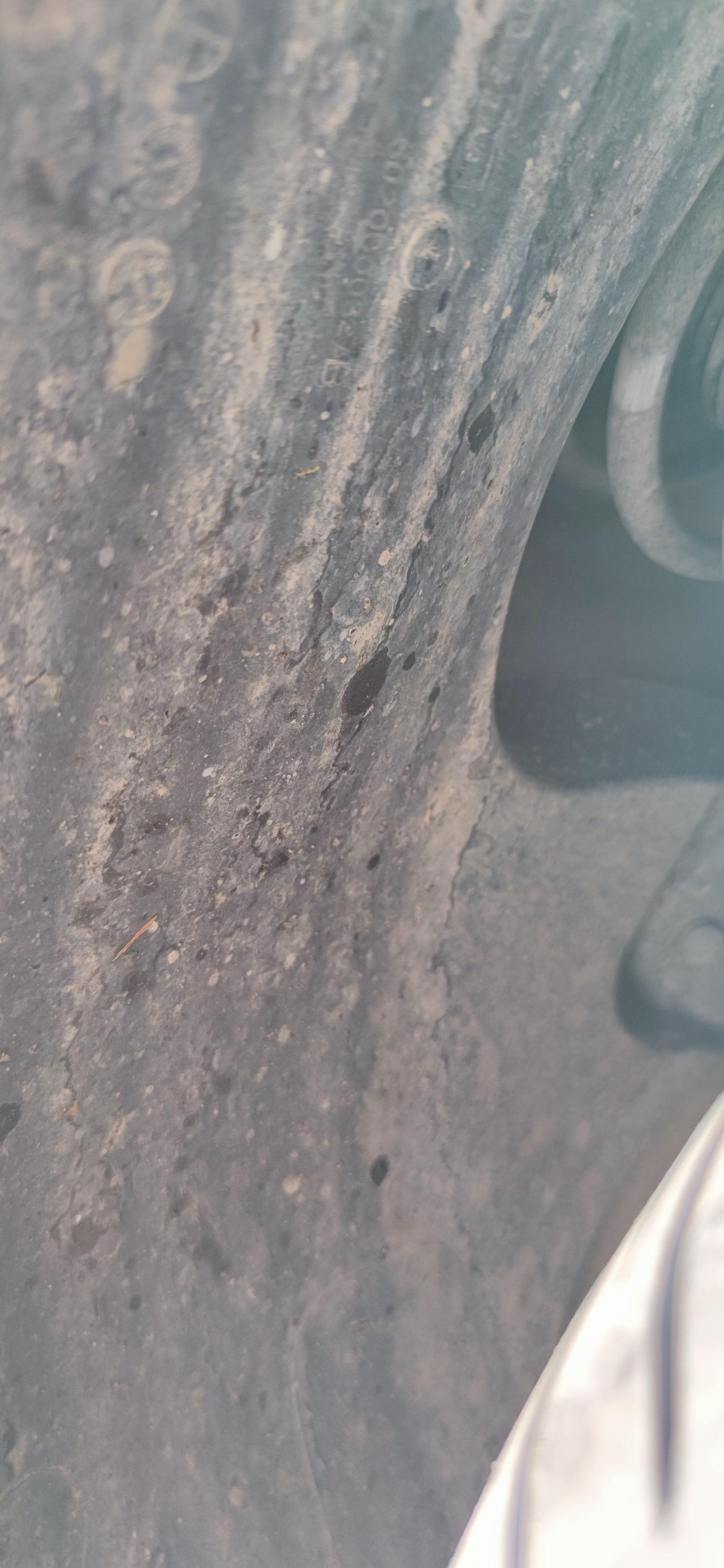 奇瑞瑞虎8 PLUS 跑完高速轮拱上有黑色的油渍，是不是半轴漏油啦？四个轮胎都有