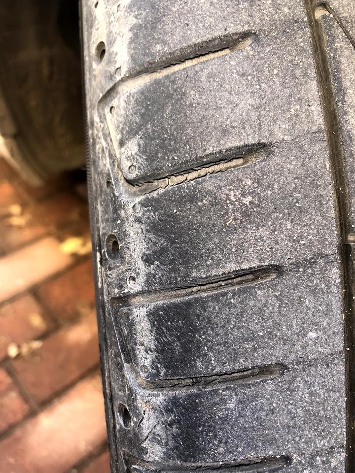 宝马1系 各位大神们你们的爱车1系的轮胎有没有这种情况啊， 跑了2年都出现裂痕了什么情况啊