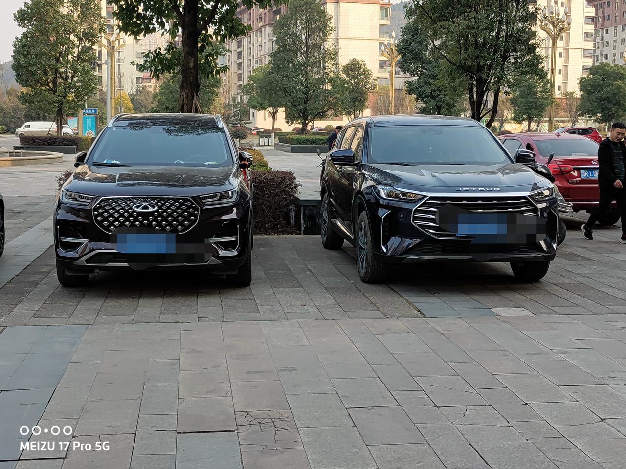 奇瑞瑞虎8 PLUS 楼下停了俩心仪的车，放到一起看针不戳。纠结?该买谁