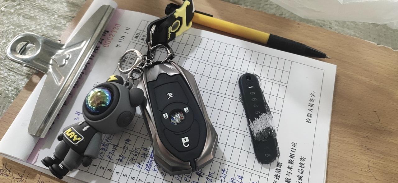 别克威朗 兄弟们，你们的追风版加装倒车影像没，价格多少？