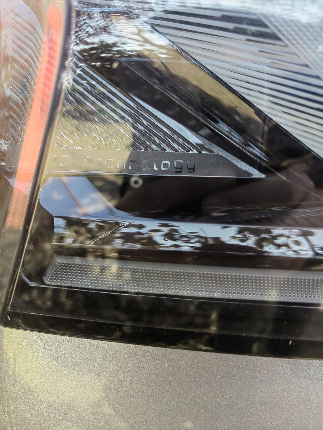 标致408 你们的408尾灯有这种小洞凹槽吗？？