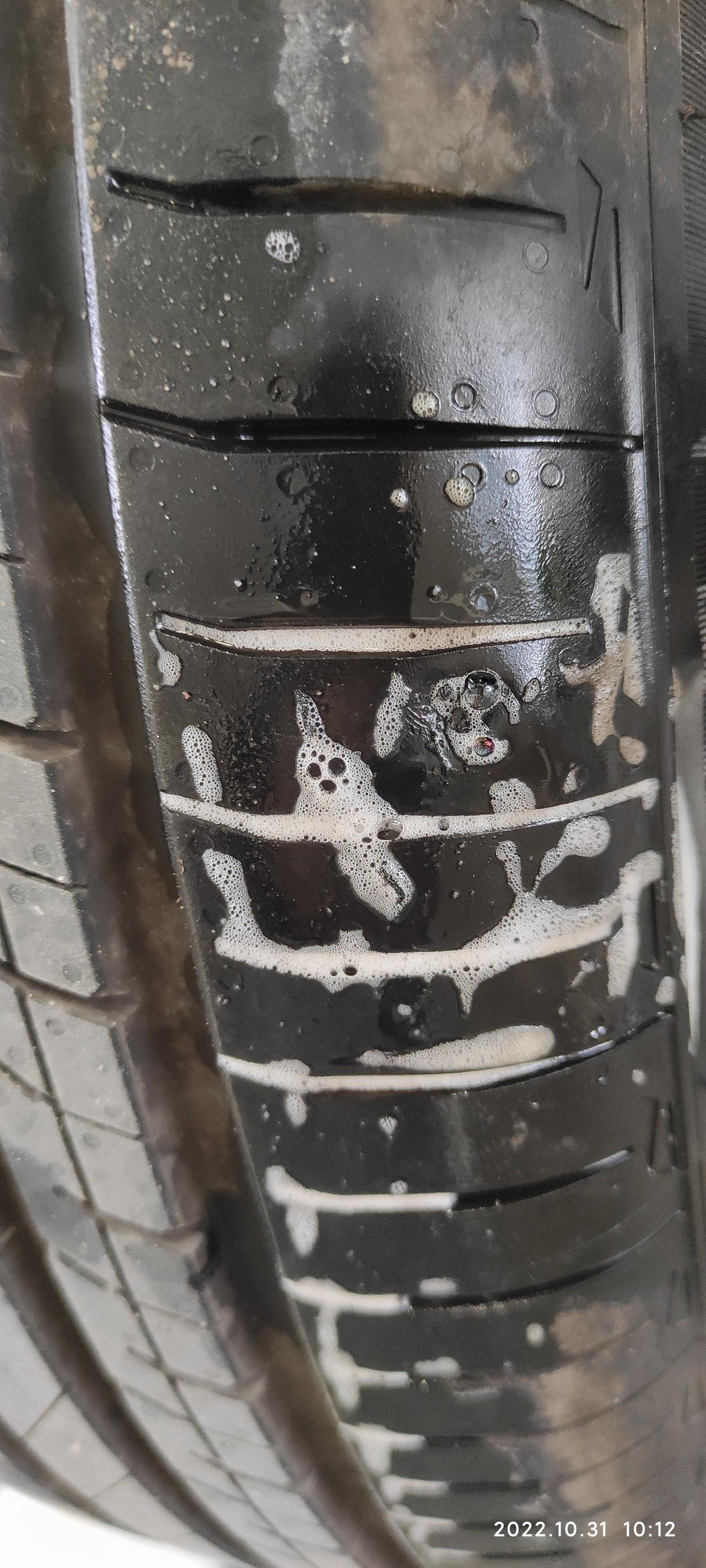 新买的几何E才两个月左侧后轮胎扎了，去四S店拔出后没漏气让换胎，说要是补胎让去外面维修店补胎他们只换胎，请问车友们这情况