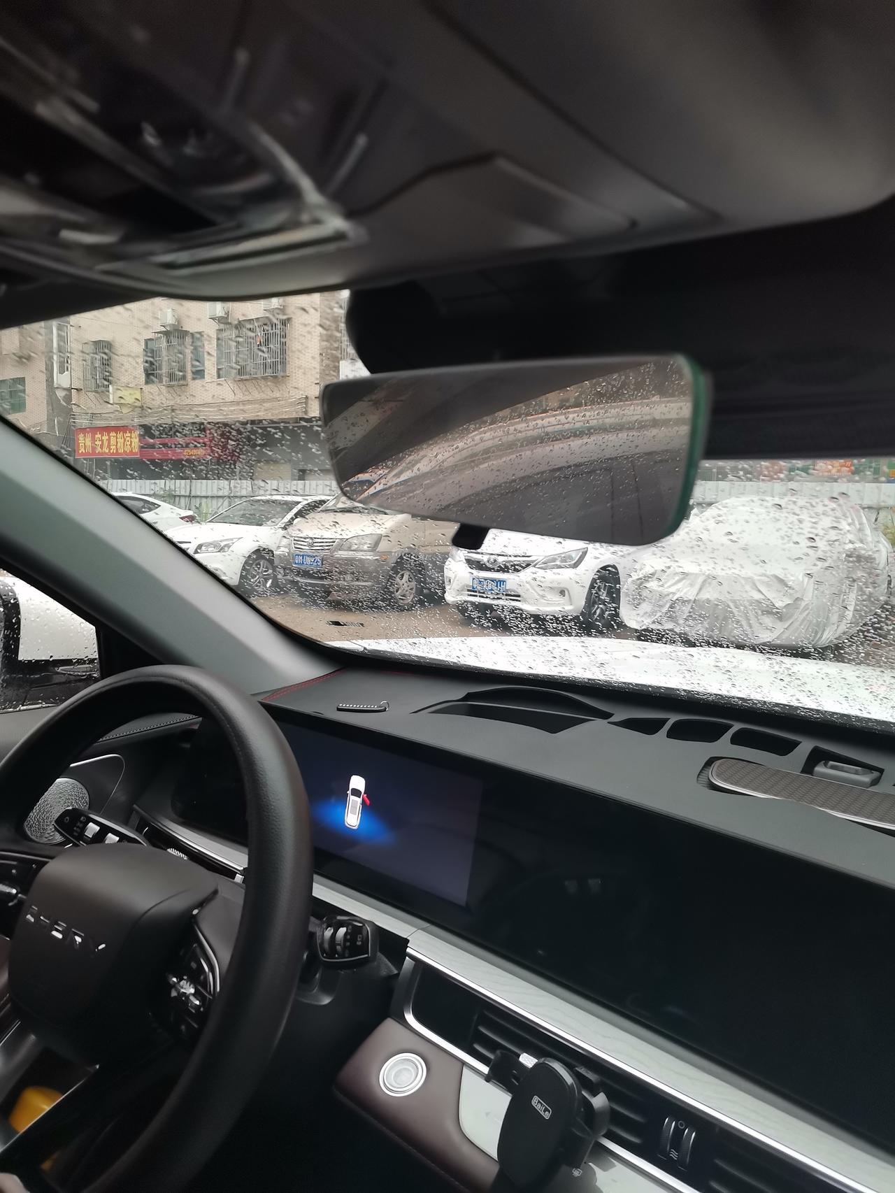 奇瑞瑞虎8 PRO 各位大佬，早上起来去开车，发现内后视镜玻璃边框掉在档把上了，那块玻璃会不会在车正走着走着掉下来呀，有