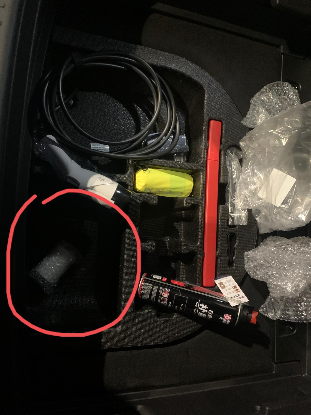 比亚迪元PLUS 各位，随车配充车气泵吗？总觉得这个方形位置该是个气泵