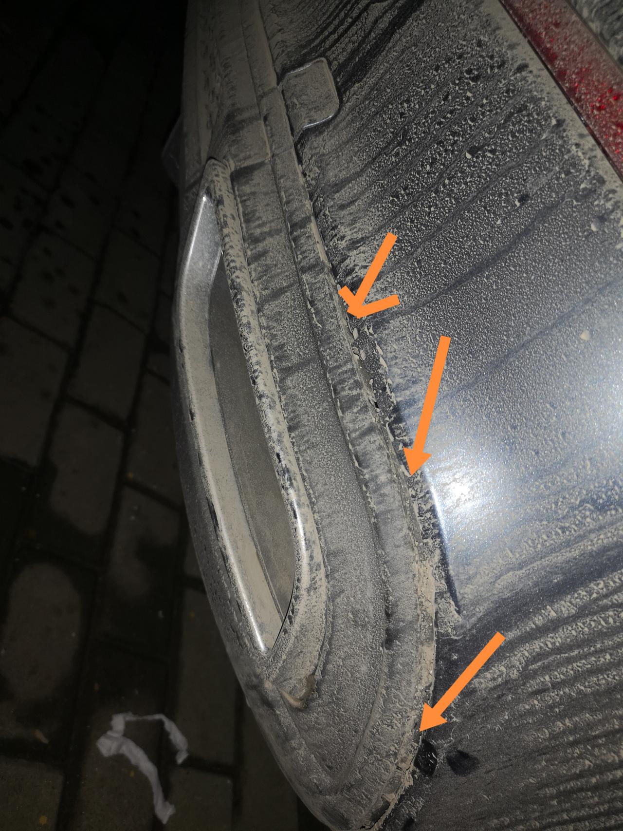 奇瑞艾瑞泽5 PLUS 求教大神们，万分火急！！！刚才打开后备箱的时候突然发现装饰排气管那里箭头所指，没有像另一边严丝合