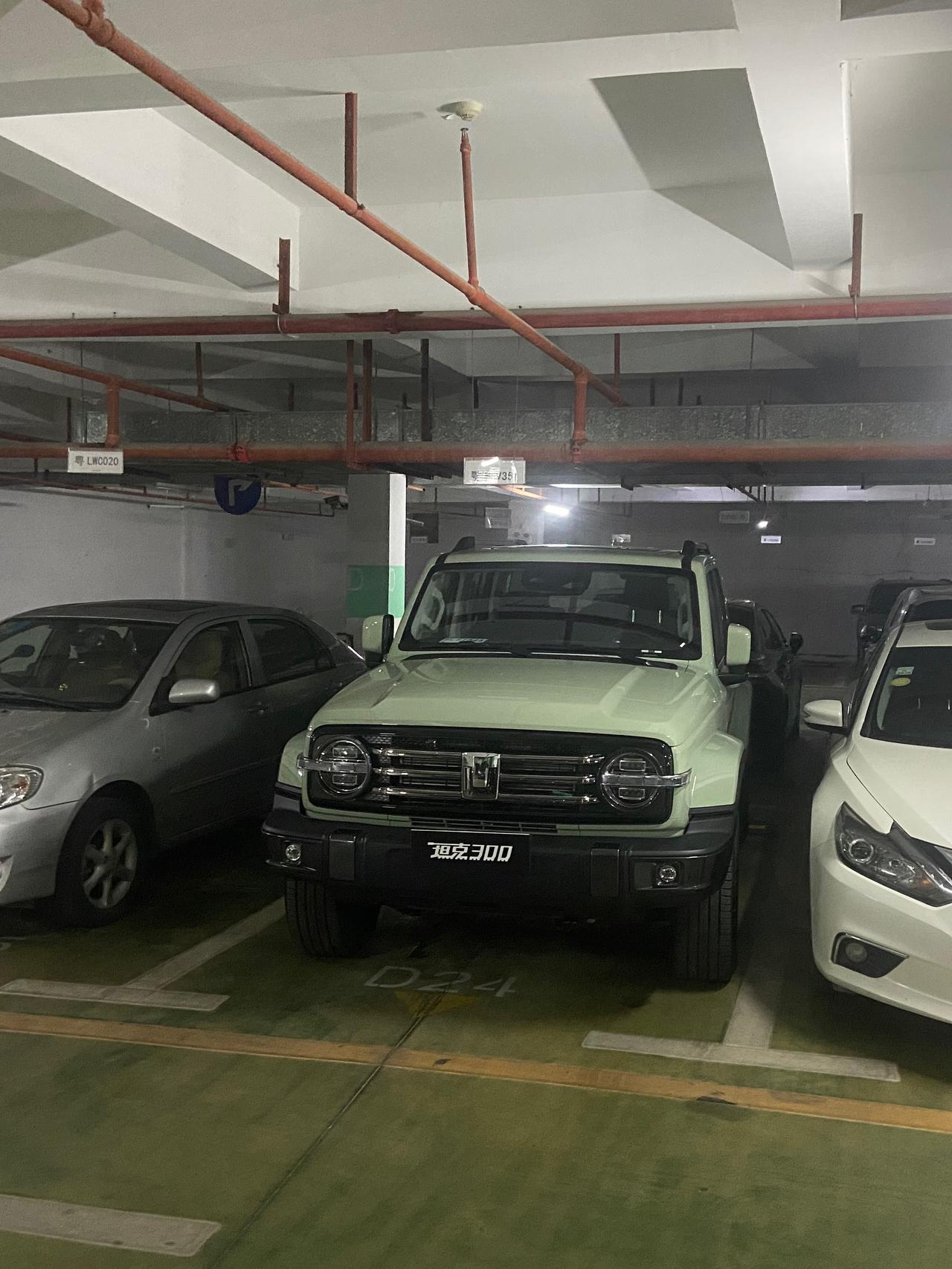 坦克300 500公里新车，城市道路上坡路时速60，提速顿挫吃力