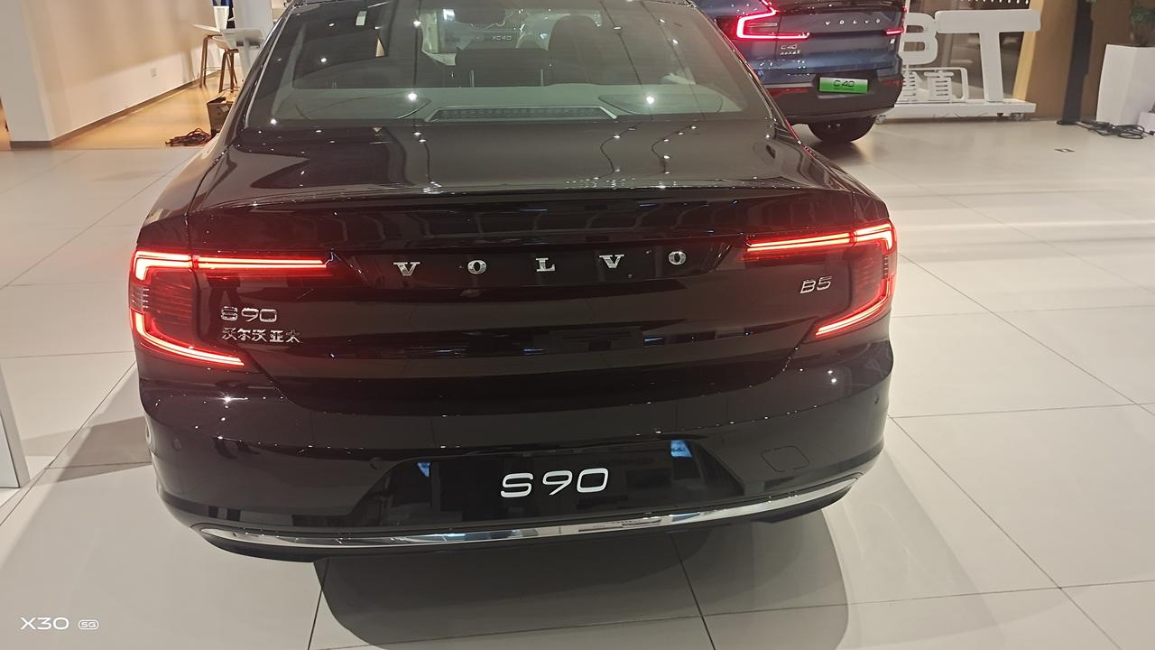 沃尔沃S90 不知道该怎么选择?是沃尔沃s90还是别克君越艾维亚先享版