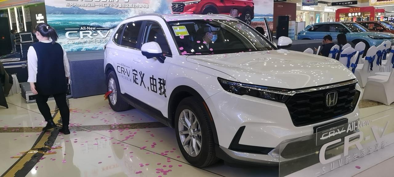 本田CR-V 大神们问一下，新款4s店购车，轮毂能选装吗？ 18、19寸的可以选配吗？