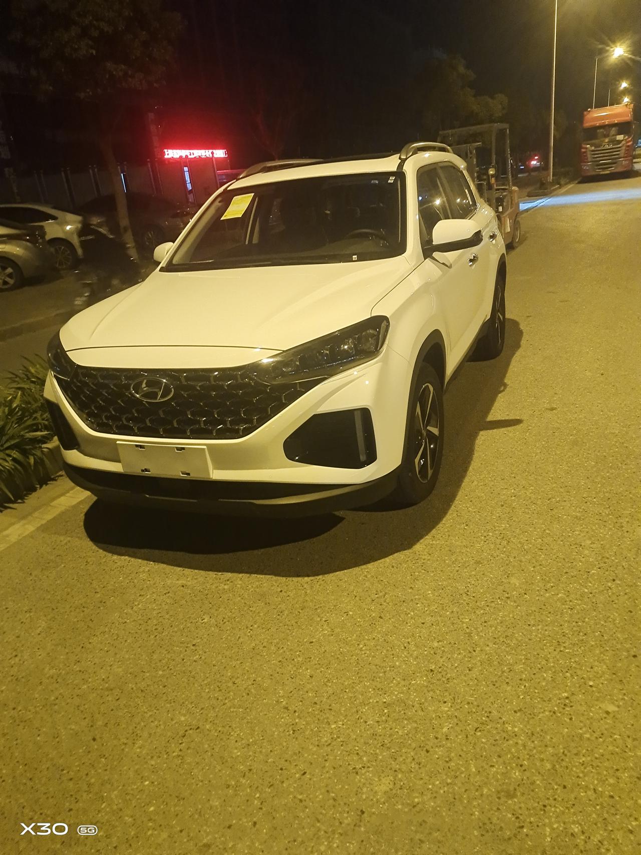 现代ix35 今天提的车，过烂路眼睛盒和天窗之间异响，不知道怎么回事