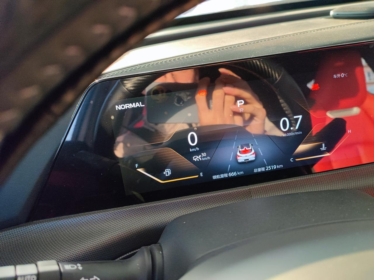 长安UNI-T 大佬们，因疫情原因一个月没开车，今天开车 ，带钥匙靠近车怎么不会自动解锁弹出手把了？有没有大佬懂的？这是