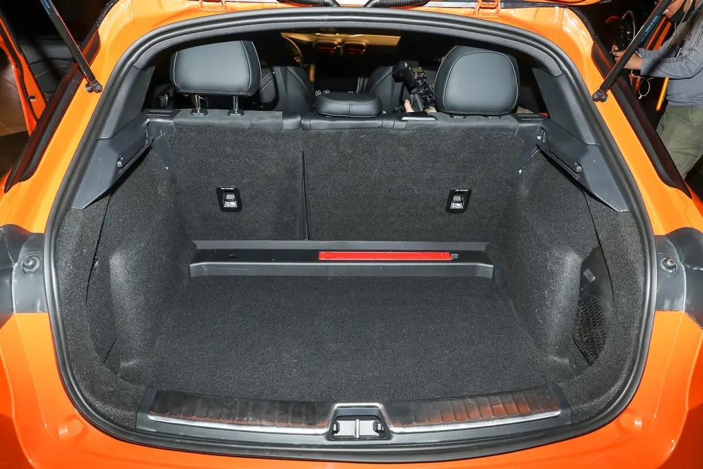 领克02 Hatchback 已经付了定金预备提车了，前几天去看车后备箱就右边一个音响，左边是个罩子打开以后是个洞，正常
