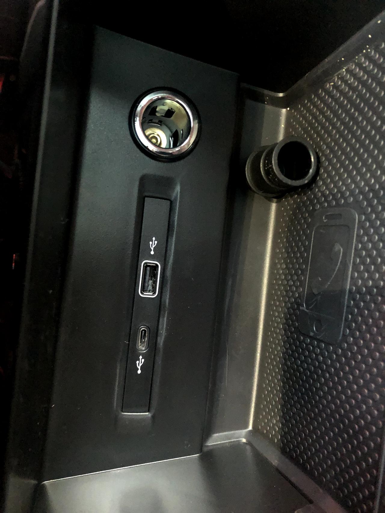 大众途观L 车友们，我的23款380越享，点烟器这个样子，咋用啊？