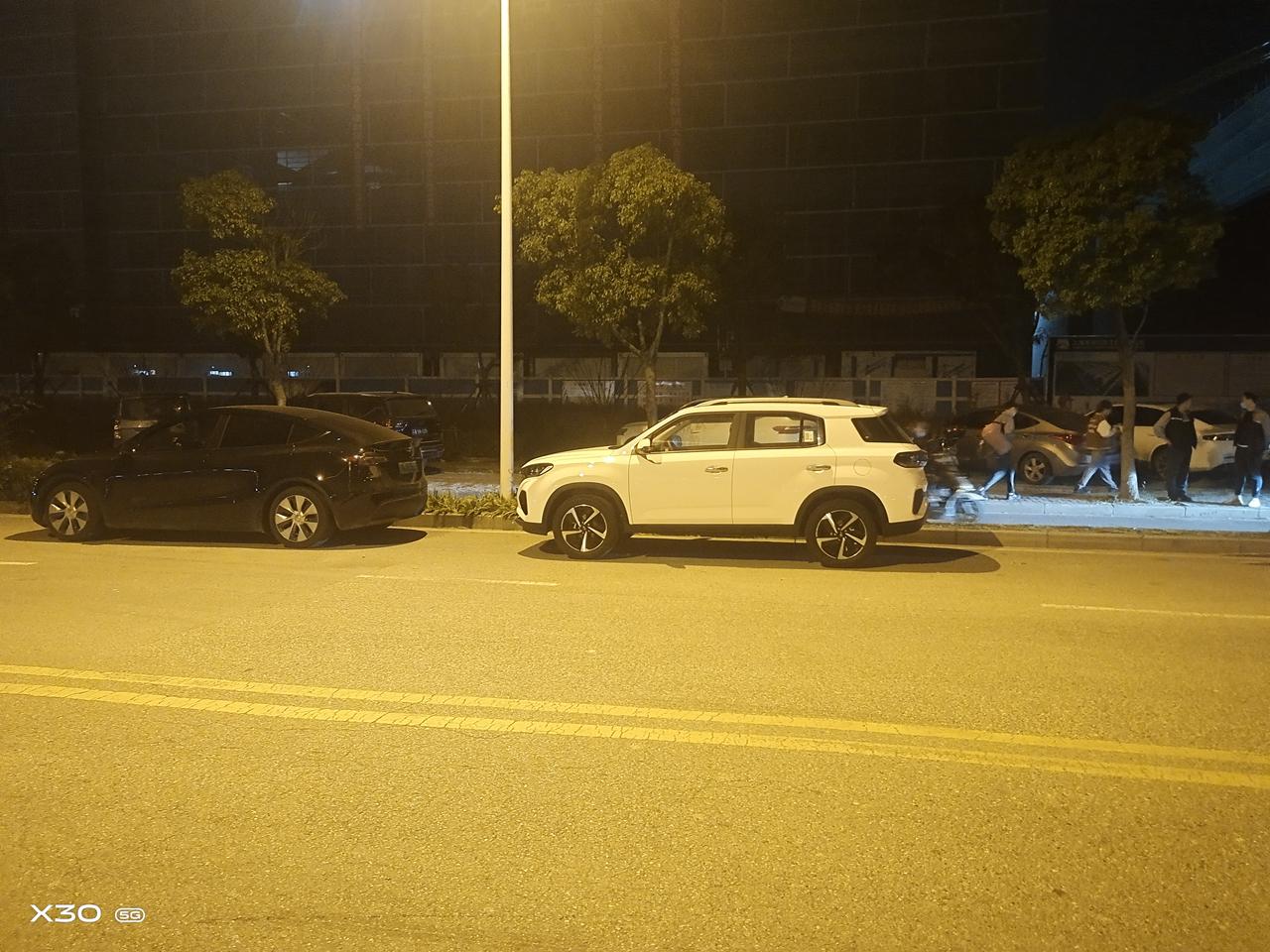 现代ix35 今天提的车，过烂路眼睛盒和天窗之间异响，不知道怎么回事