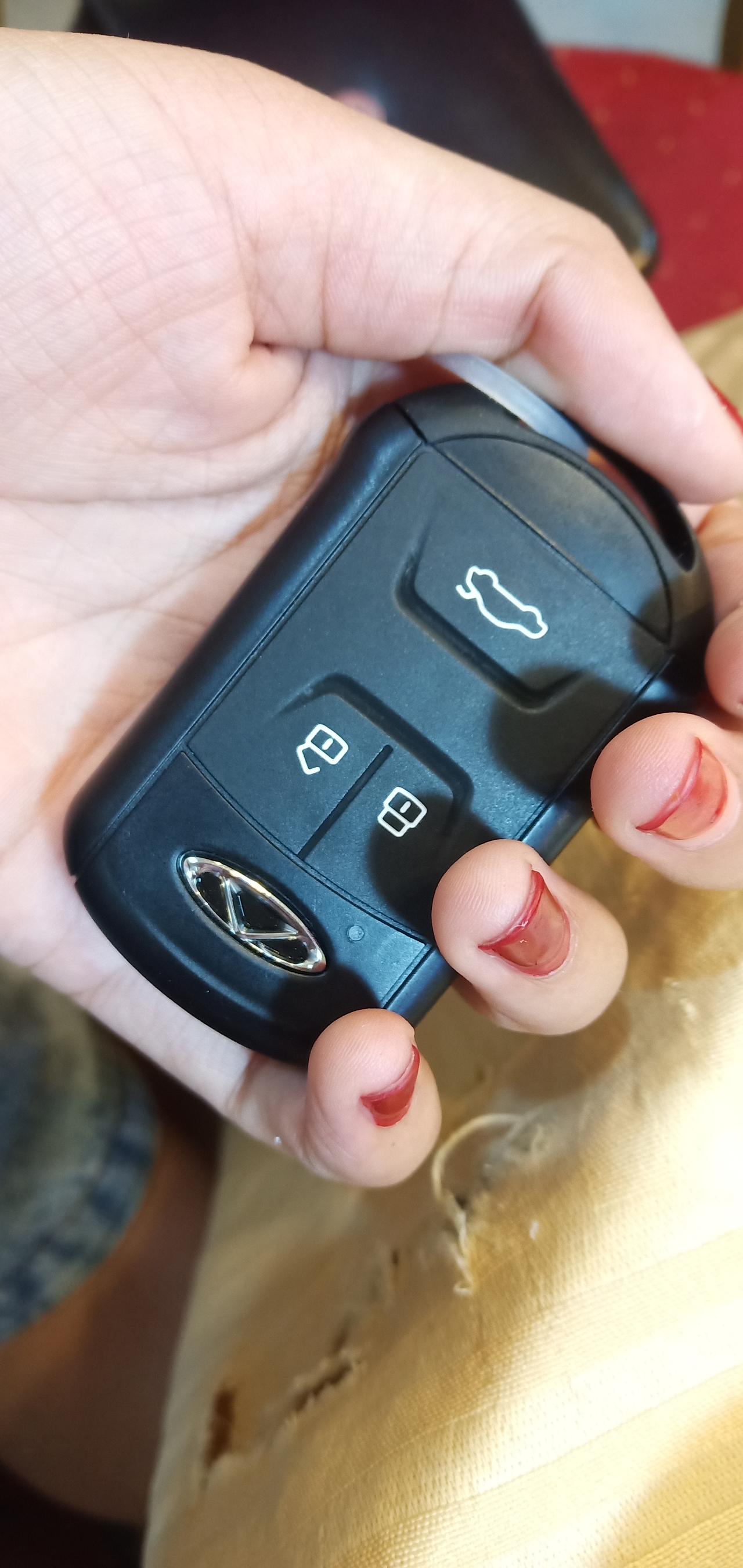 奇瑞艾瑞泽5 PLUS 各位车友们，自吸的享，有买了钥匙包的吗?链接麻烦分享一下还有开车时应该带偏光墨镜，还是普通的墨镜