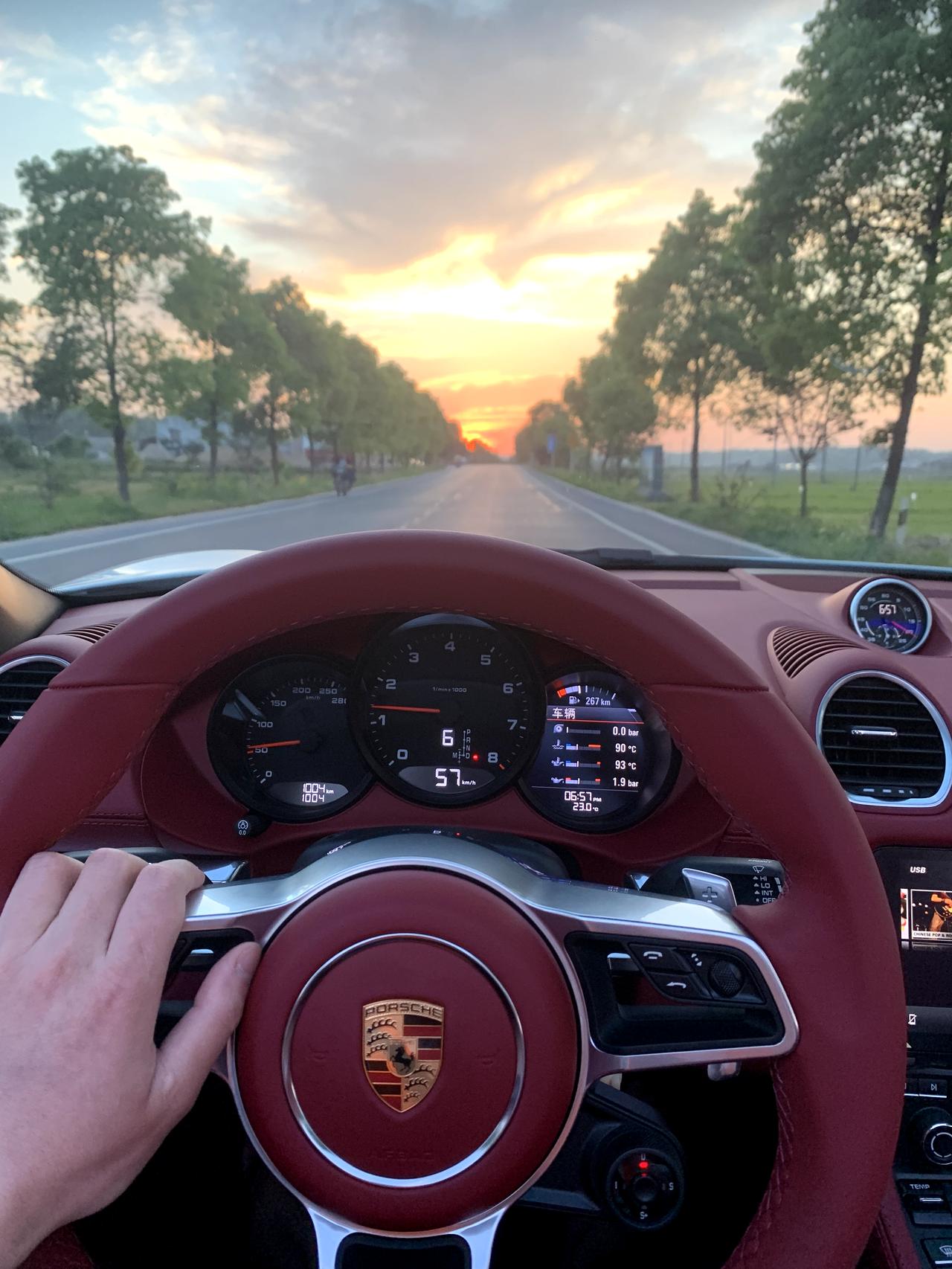 保时捷Taycan 今年提的718boxster6000公里换taycan有换的吗？贴了三万的车衣换了20寸加宽的轮胎。