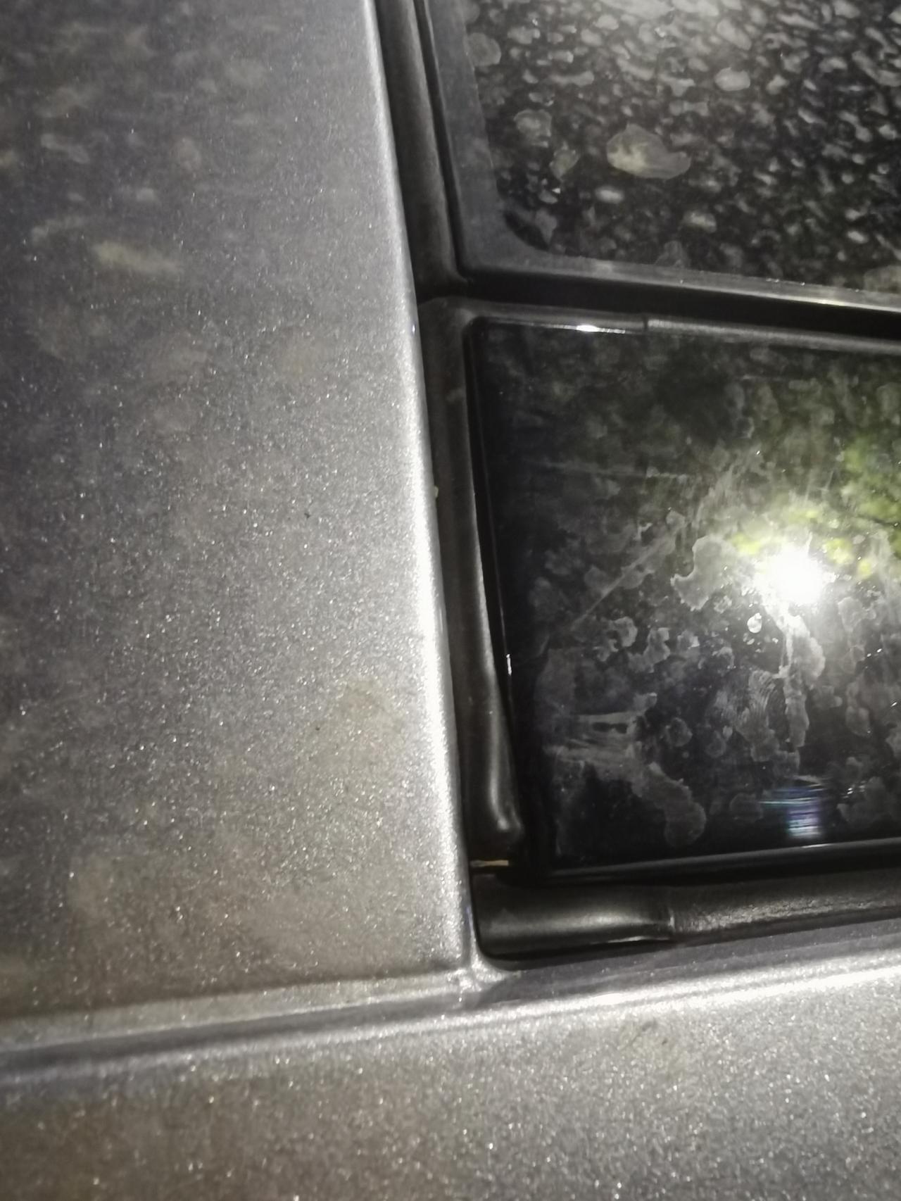 雪铁龙凡尔赛C5 X 车子提了两周，今天晚上停车等人站台阶上看到车顶装饰板翘起来了缝隙有3mm左右，两边都是，有一边胶条