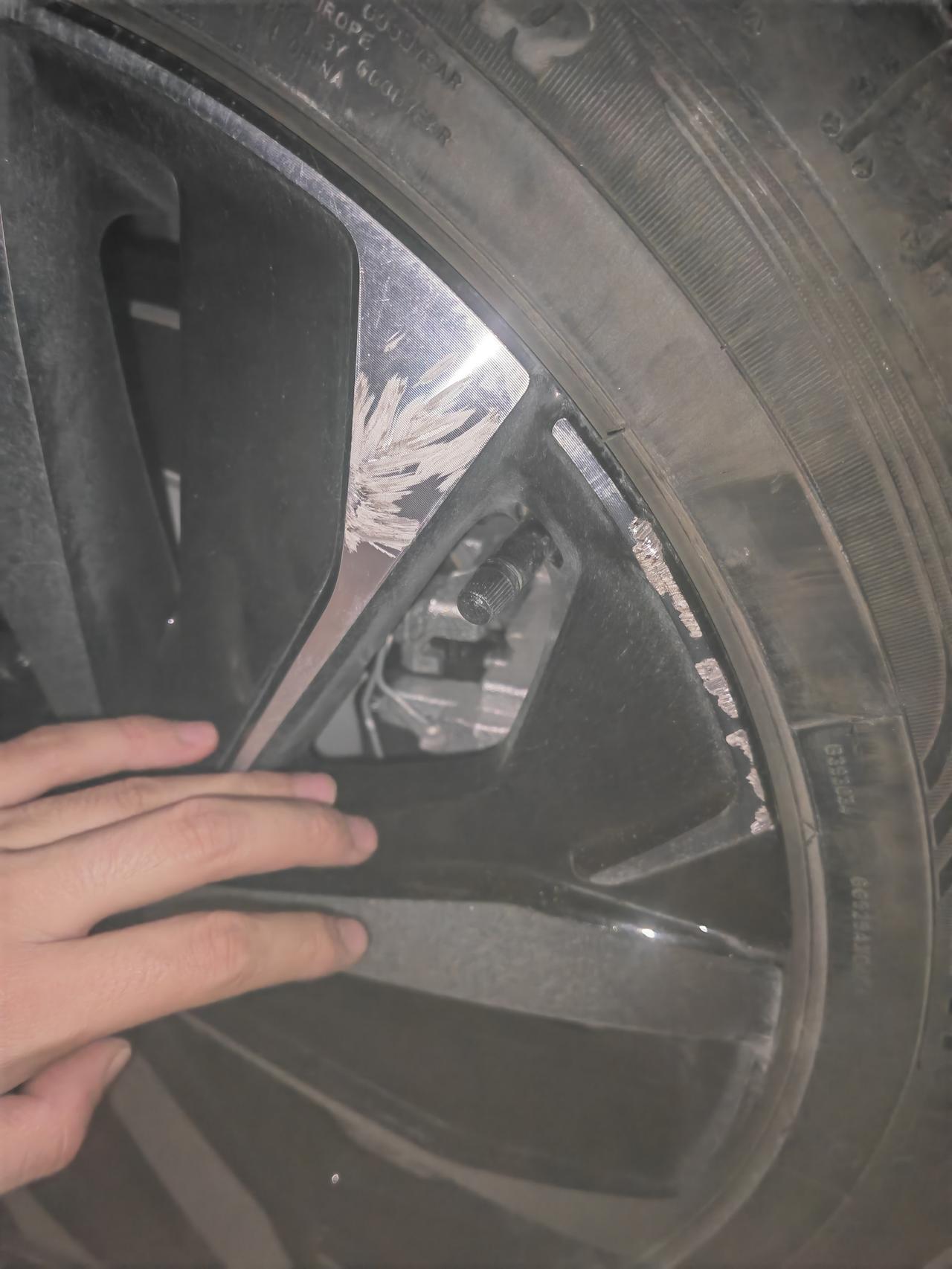 大众帕萨特 兄弟们，不小心磕马路牙子上了，这种要不要修
