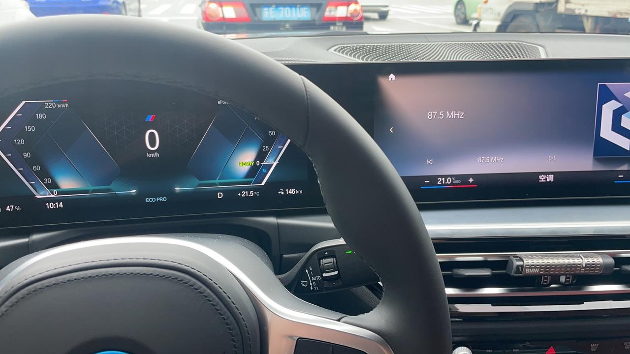 宝马i4 i4 40开了2200km了  表显满电续航只有330-350km，请问有没有相同情况的车友？这正常吗？