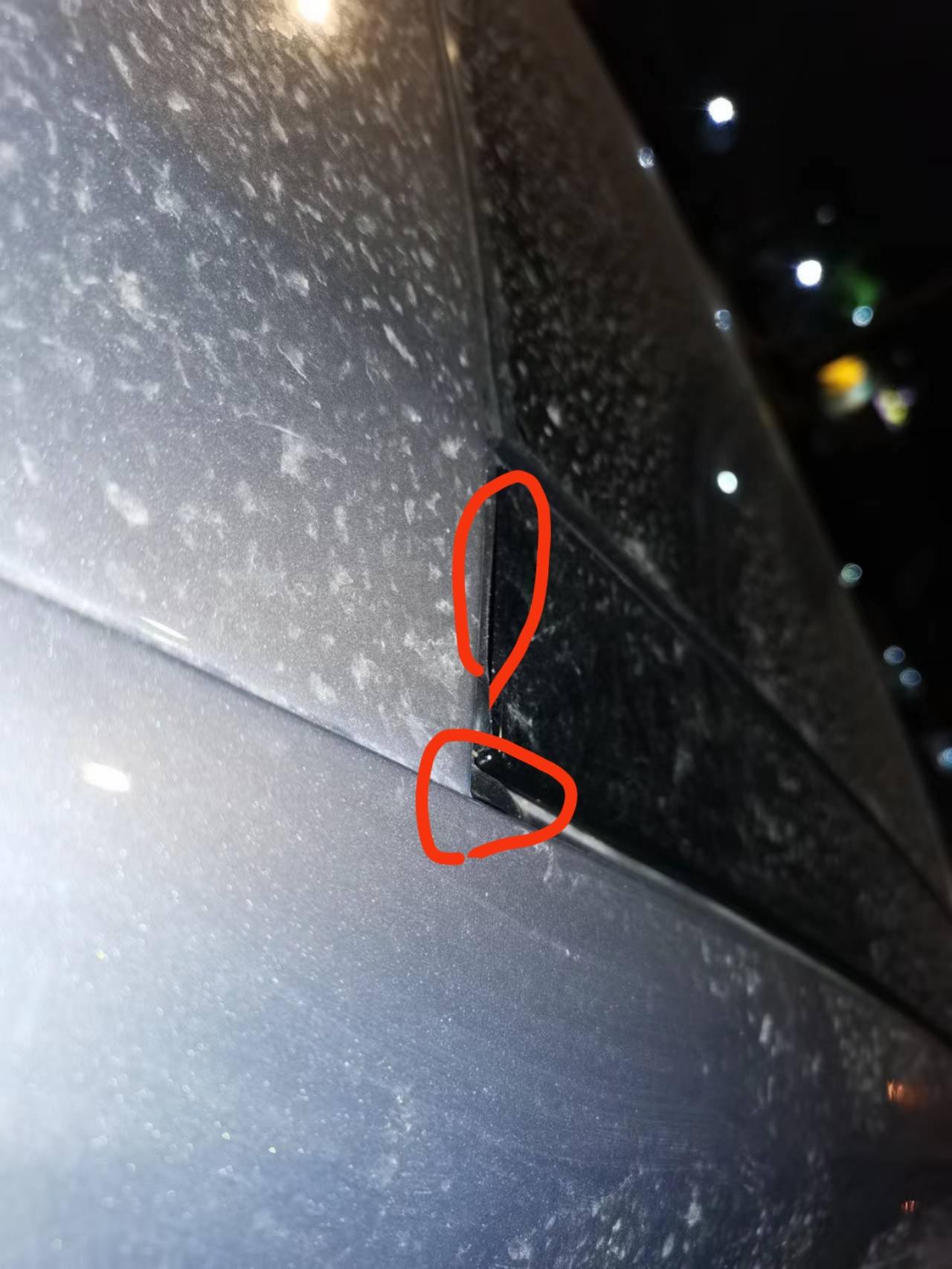 雪铁龙凡尔赛C5 X 车子提了两周，今天晚上停车等人站台阶上看到车顶装饰板翘起来了缝隙有3mm左右，两边都是，有一边胶条