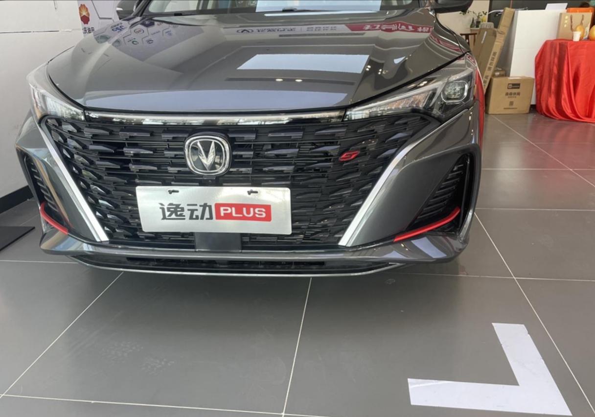 友友们，我今晚订车了，长安逸动1.4尊贵版.落地价9.5万，首付3万，贷款6.5万，最终102000左右，感觉贵了，但是