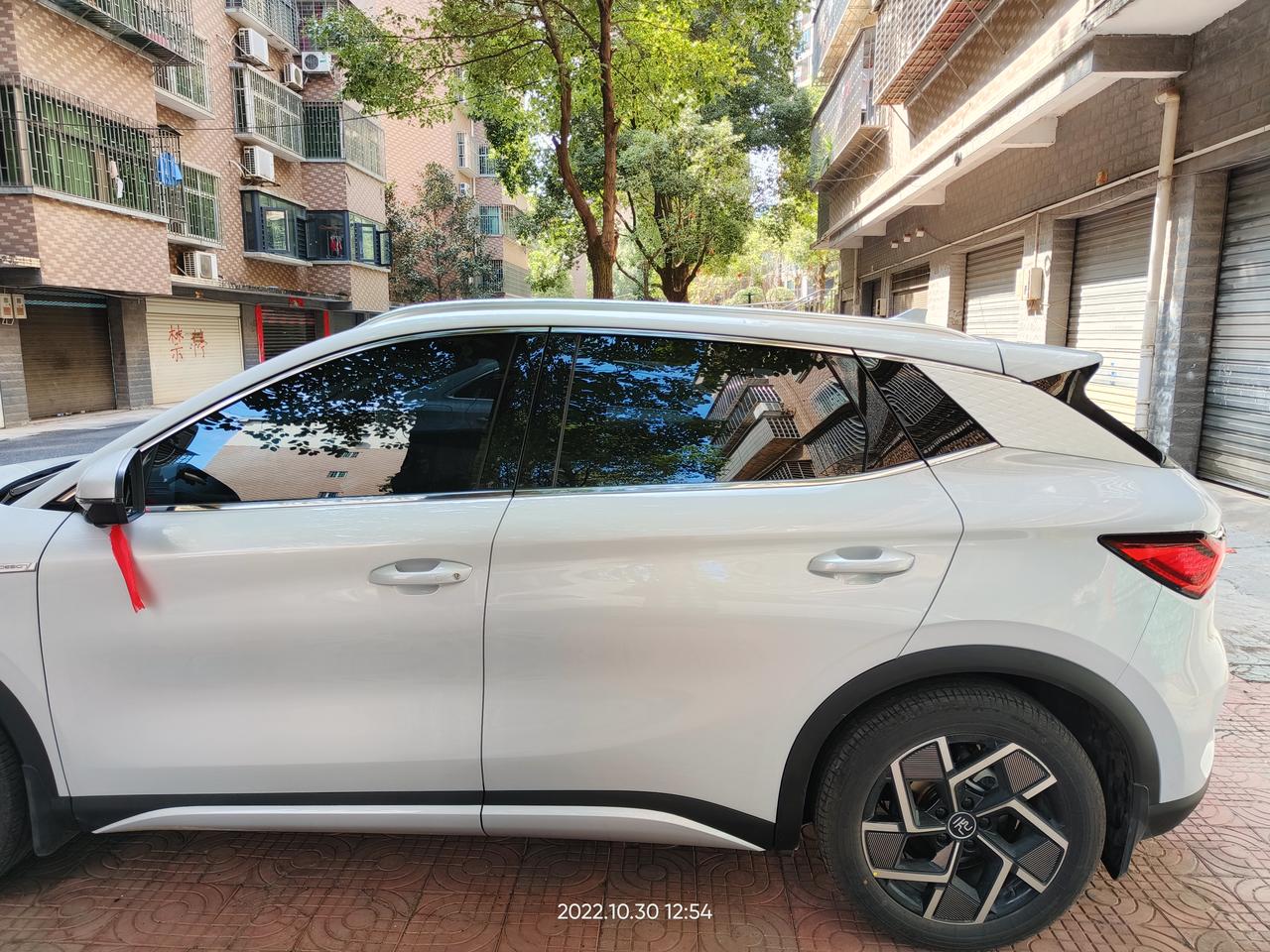 比亚迪元PLUS 车友们，元plus这车是不是侧倾比较严重呢？每次我开车都有点晕车的感觉之前开得比较多的有日产小轿车和中