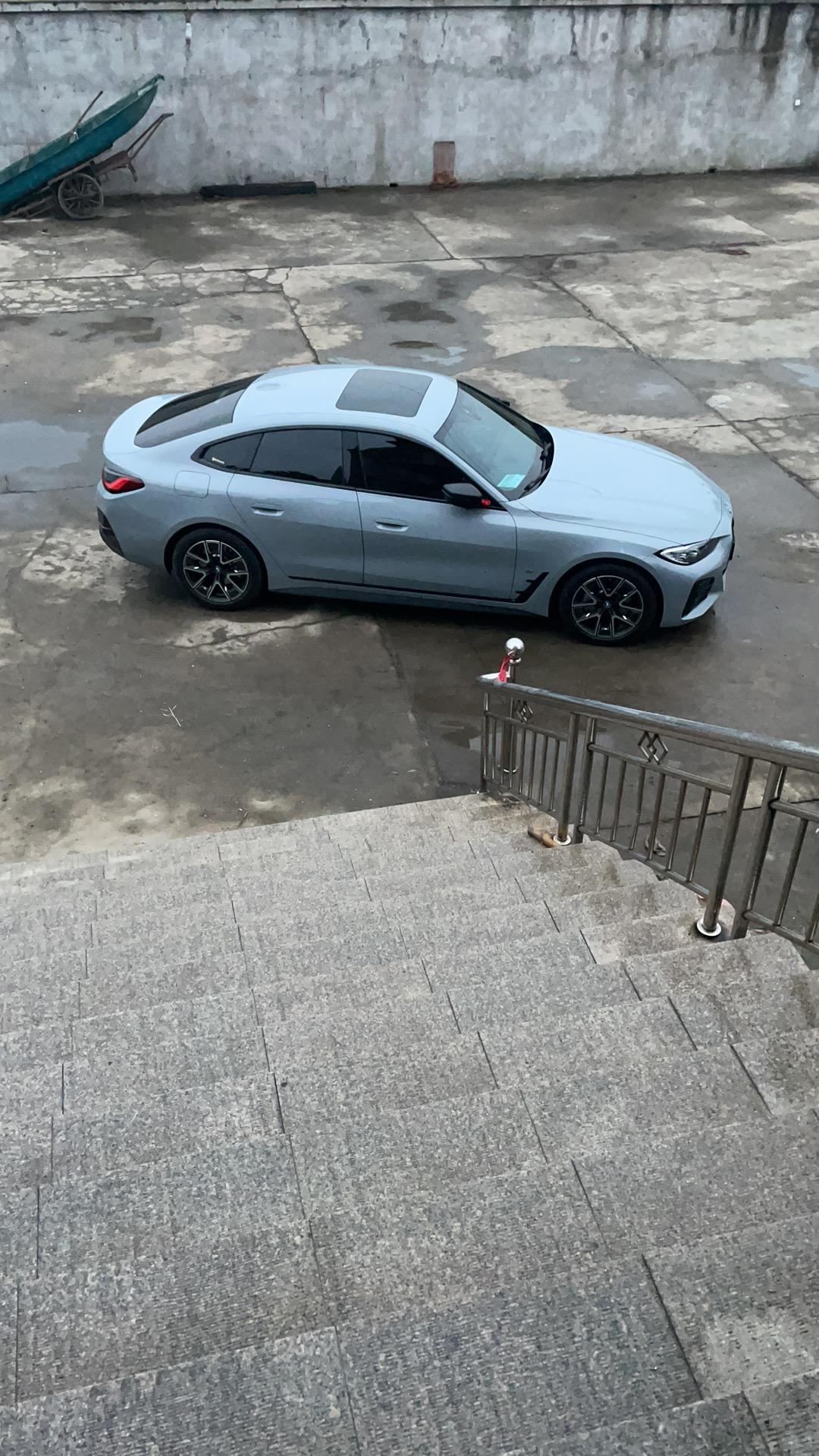 宝马i4 i4 40开了2200km了  表显满电续航只有330-350km，请问有没有相同情况的车友？这正常吗？