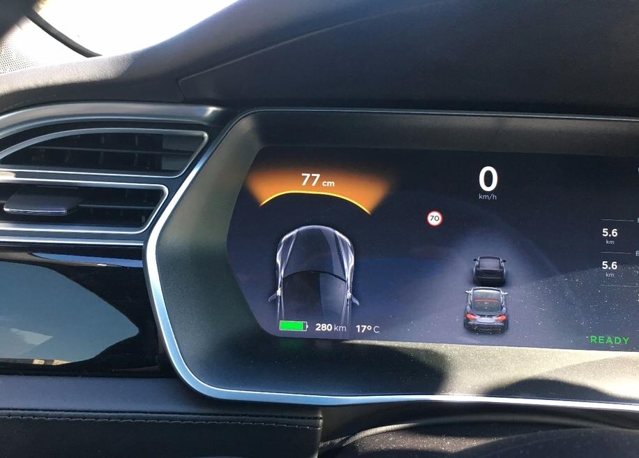 特斯拉Model S 求助：特斯拉model s前方雷达不显示距离。最近一个月，车辆前方雷达探头距离显示时有时无，以前都