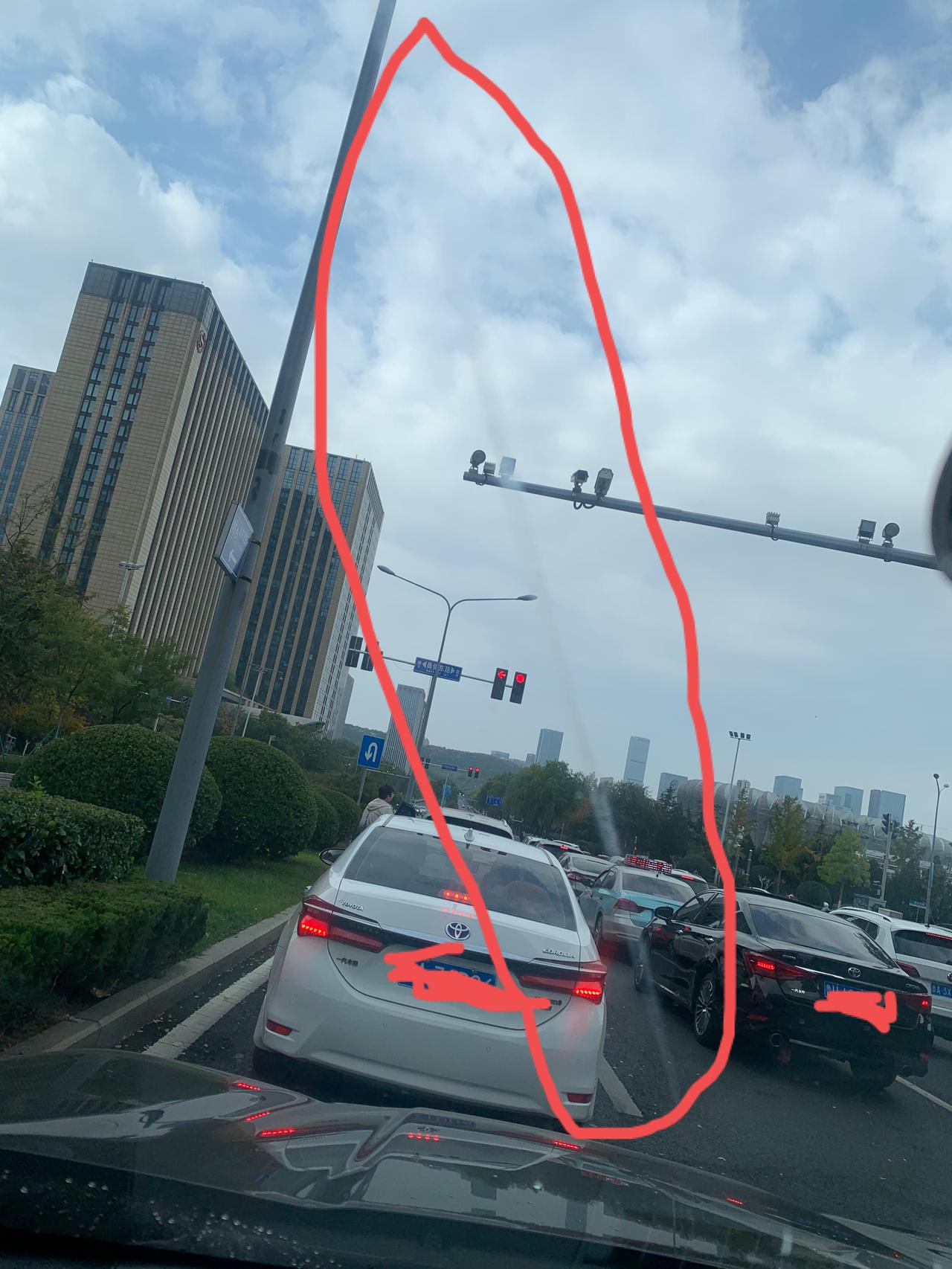斯巴鲁森林人 突然发现前挡风出来一条三十公分长的痕迹，还有无数小斑点，刚才擦了一下还不好擦？车友们知道这是什么情况吗？