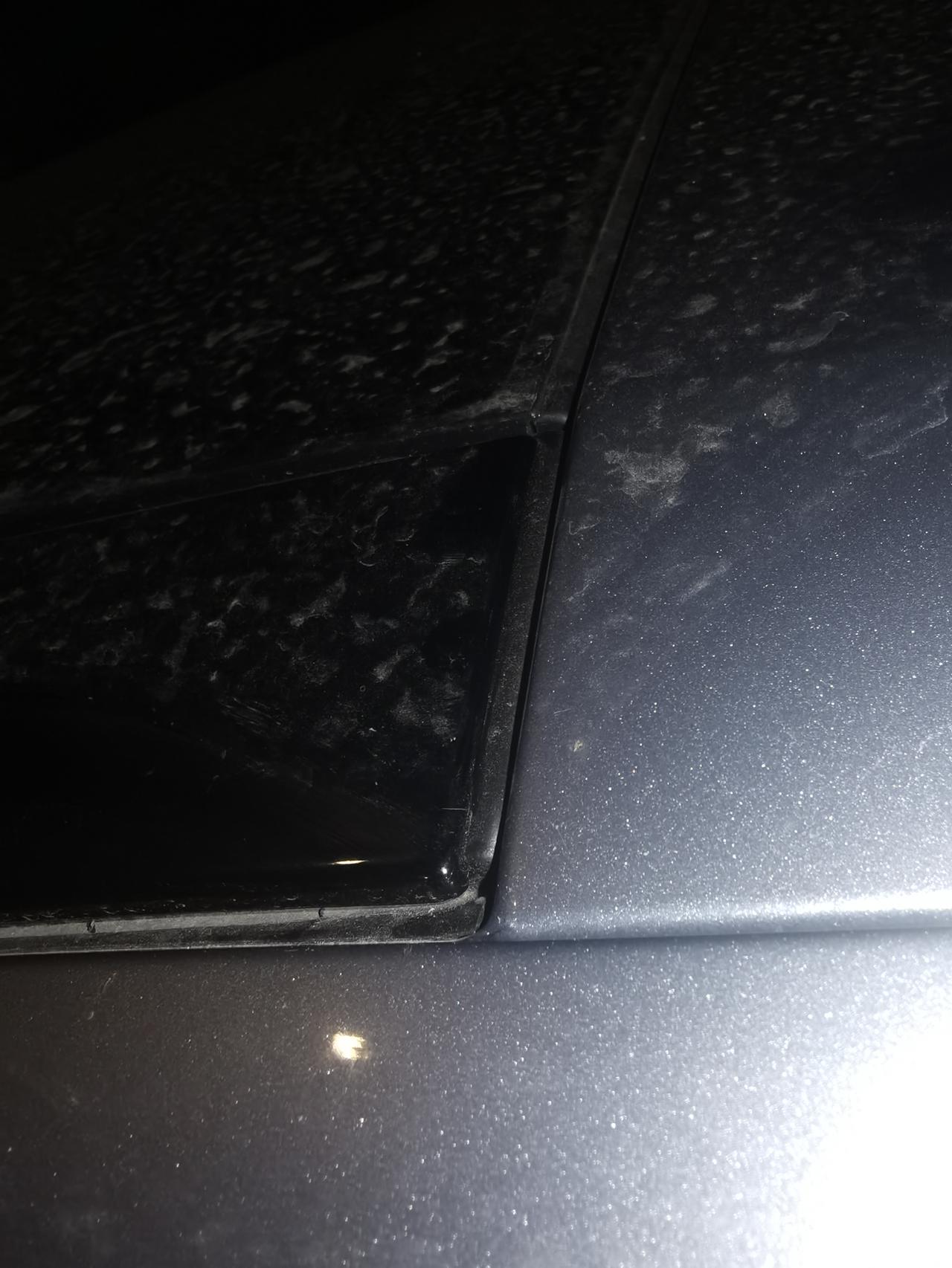 雪铁龙凡尔赛C5 X 车子提了两周，今天晚上停车等人站台阶上看到车顶装饰板翘起来了缝隙有3mm左右，两边都是，有一边胶条