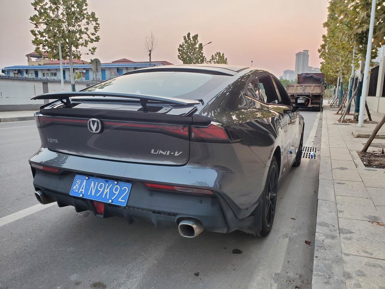 长安UNI-V univ行驶过程中，怎么把车门锁死，人在里面拉两下就能把车门拉开，不太安全