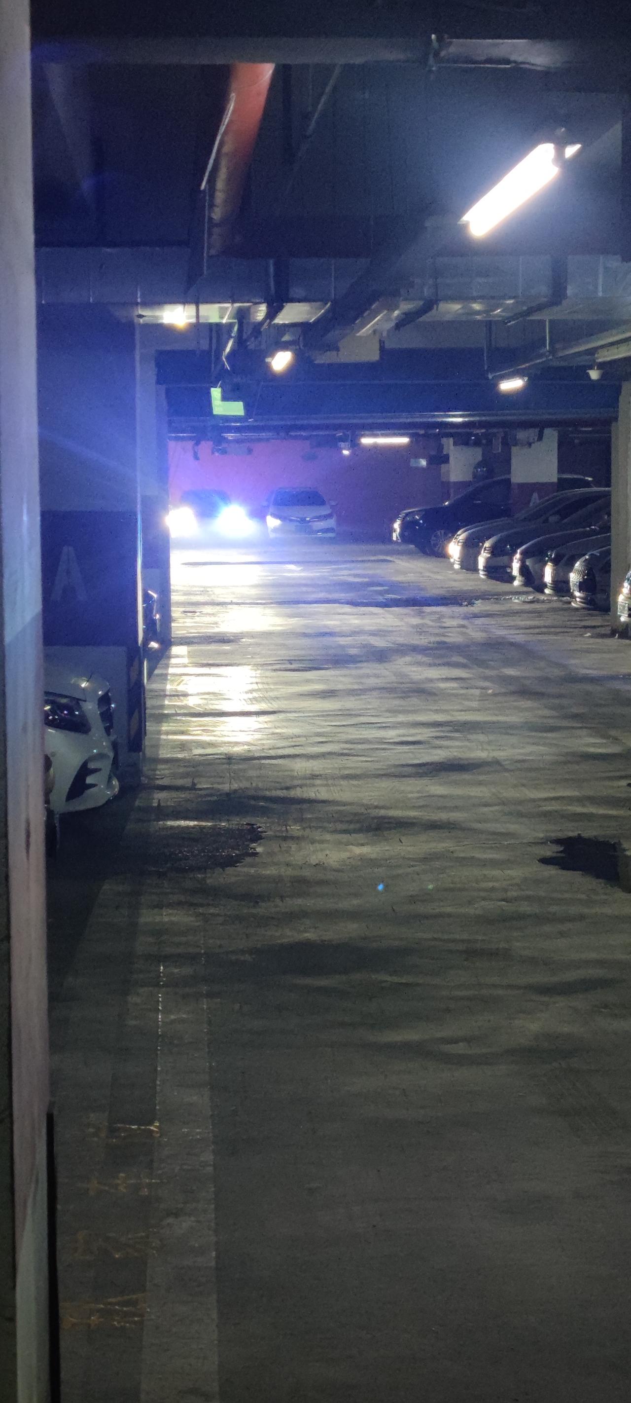 MINI JCW 各位车友 咱这车 车灯是角度不一样颜色不一样吗 我这个一边蓝一边黄
