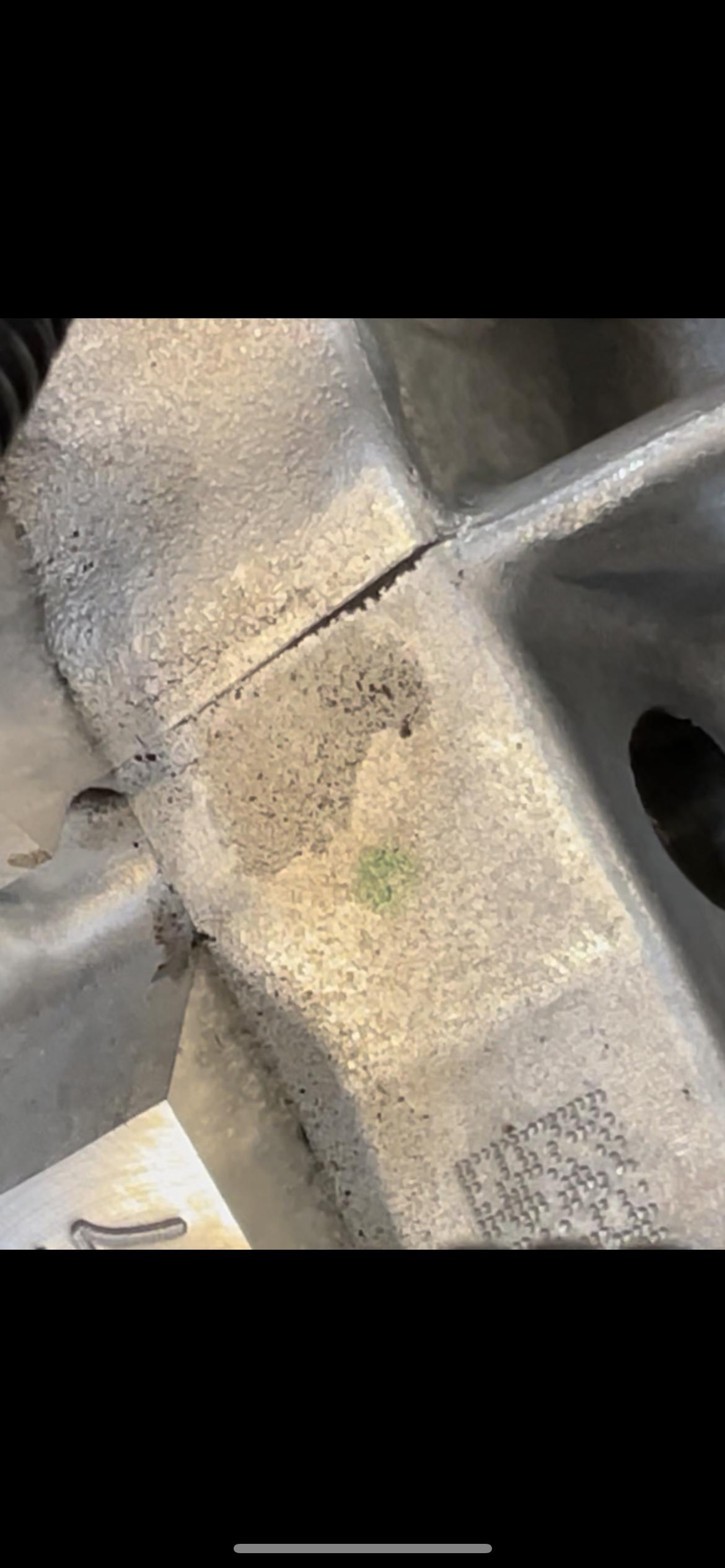 麻烦老铁们帮忙看看是不是裂纹渗油啊？七月提的卡罗拉，才跑了四千公里。万分感谢！