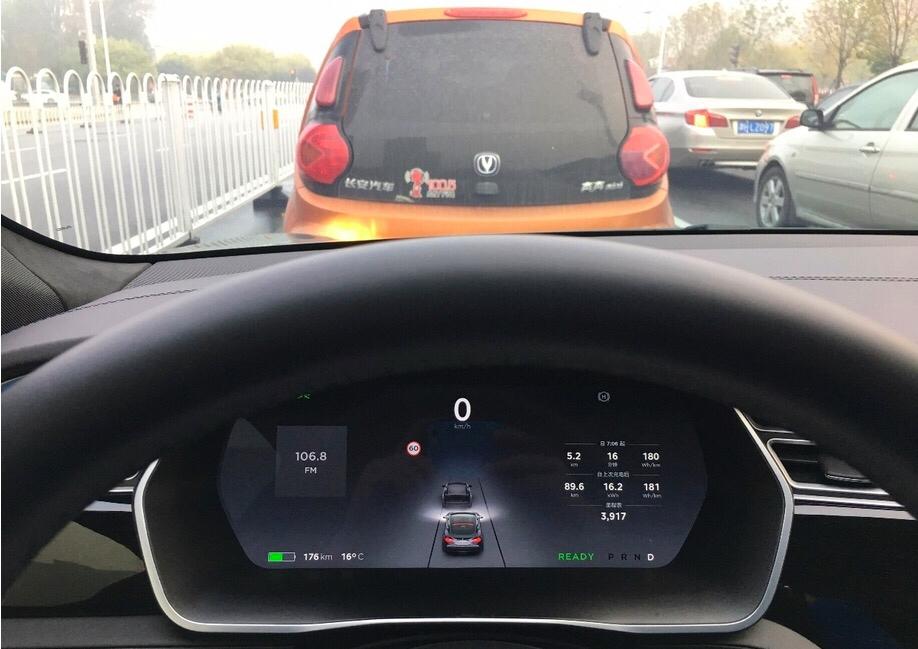 特斯拉Model S 求助：特斯拉model s前方雷达不显示距离。最近一个月，车辆前方雷达探头距离显示时有时无，以前都