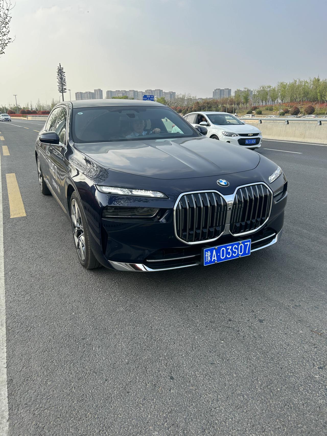 宝马7系 求问各位车友，23款735和740领先哪个更推荐，735的驾驶感受和740差别大吗，735和740领先差价18