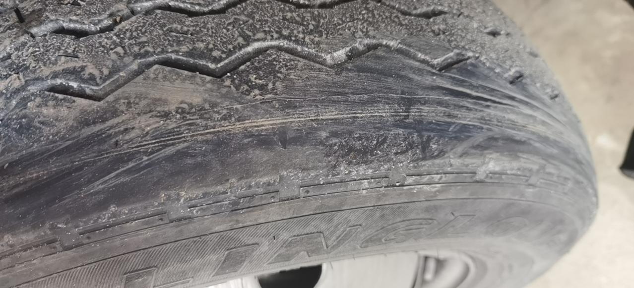 1.8万公里的新车。图雅诺2.8高顶双胎货运版的。有没有一样方向往右跑偏，吃胎严重的。去服务站没别的，就让做4轮定位，做