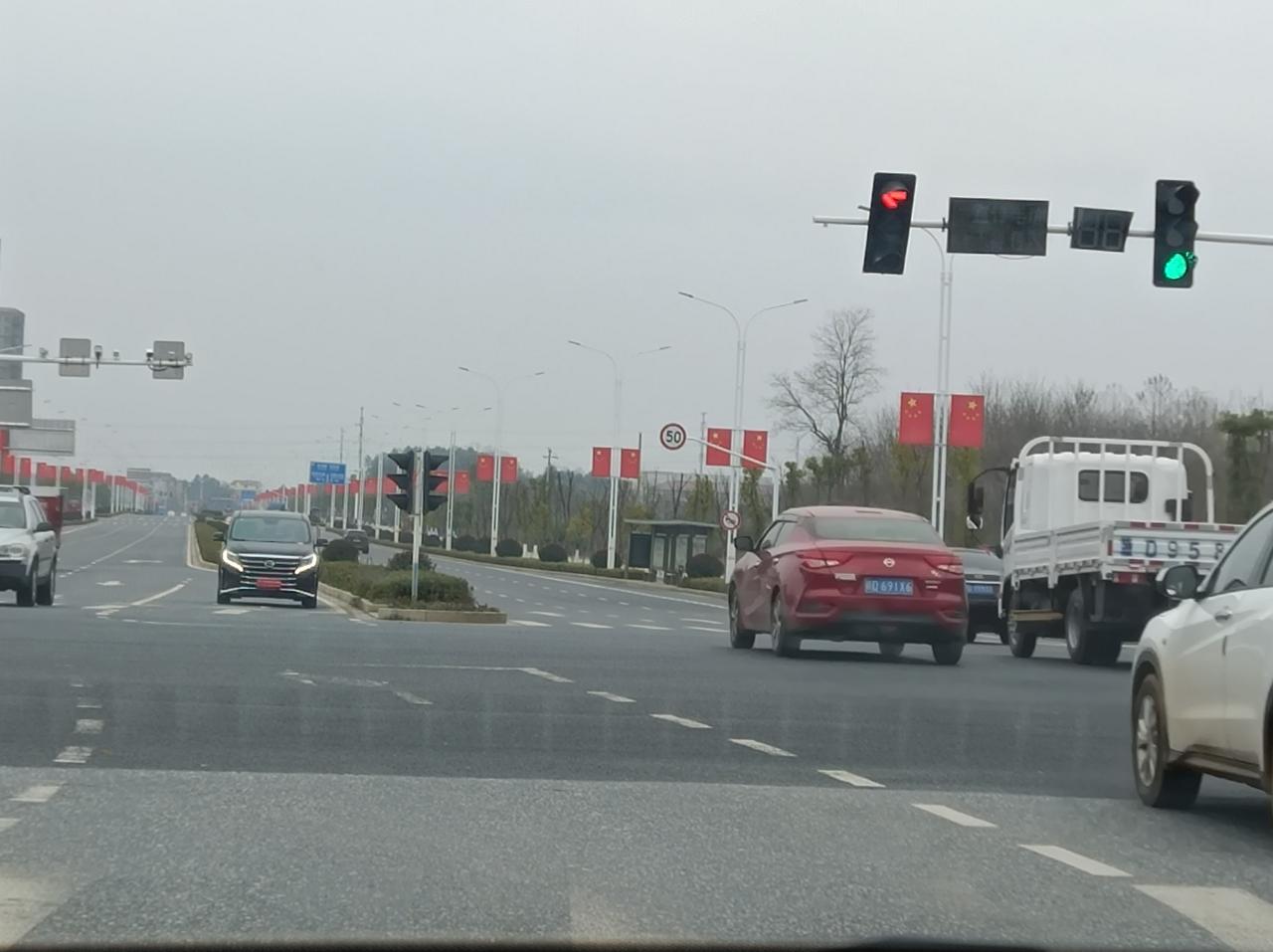 长安逸动 左转道（没有掉头箭头），左转弯是红灯前面没车可以掉头吗？一直都是等左转弯是绿灯才敢掉头